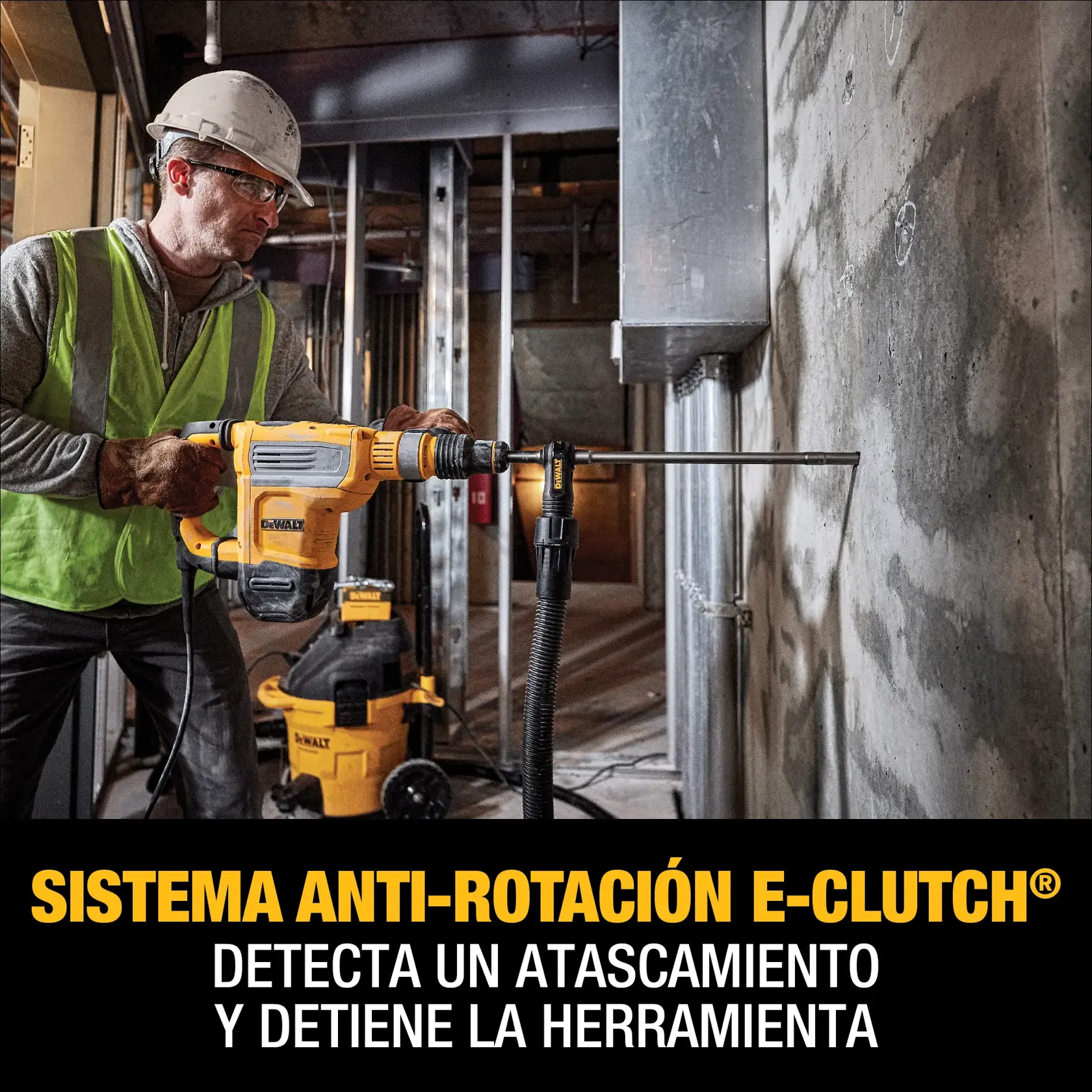 Un trabajador con casco y chaleco de seguridad utiliza un martillo rotativo amarillo DEWALT con sistema anti-rotación E-Clutch para perforar una pared de concreto. Una aspiradora DEWALT está cerca. El texto en la parte inferior destaca el sistema E-Clutch, que detecta un atasco y detiene la herramienta.