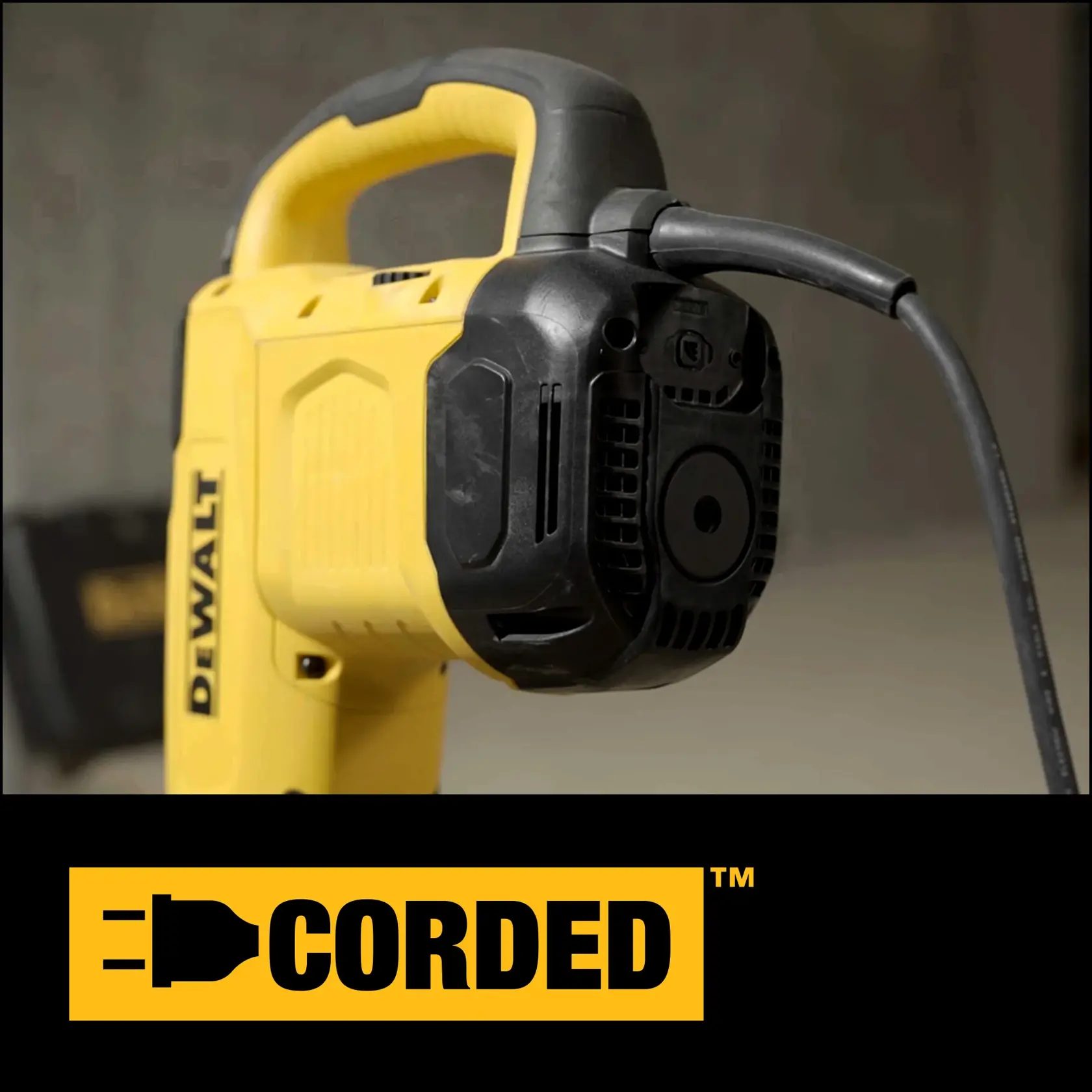 Herramienta eléctrica DEWALT amarilla con mango negro, vista de cerca y etiqueta 'CORDED' debajo.