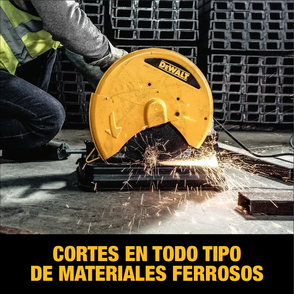 Una sierra de corte de metales DEWALT D28730 siendo utilizada para cortar materiales ferrosos, con chispas producidas en el proceso de corte. El texto en la parte inferior dice: 'Cortes en todo tipo de materiales ferrosos.'