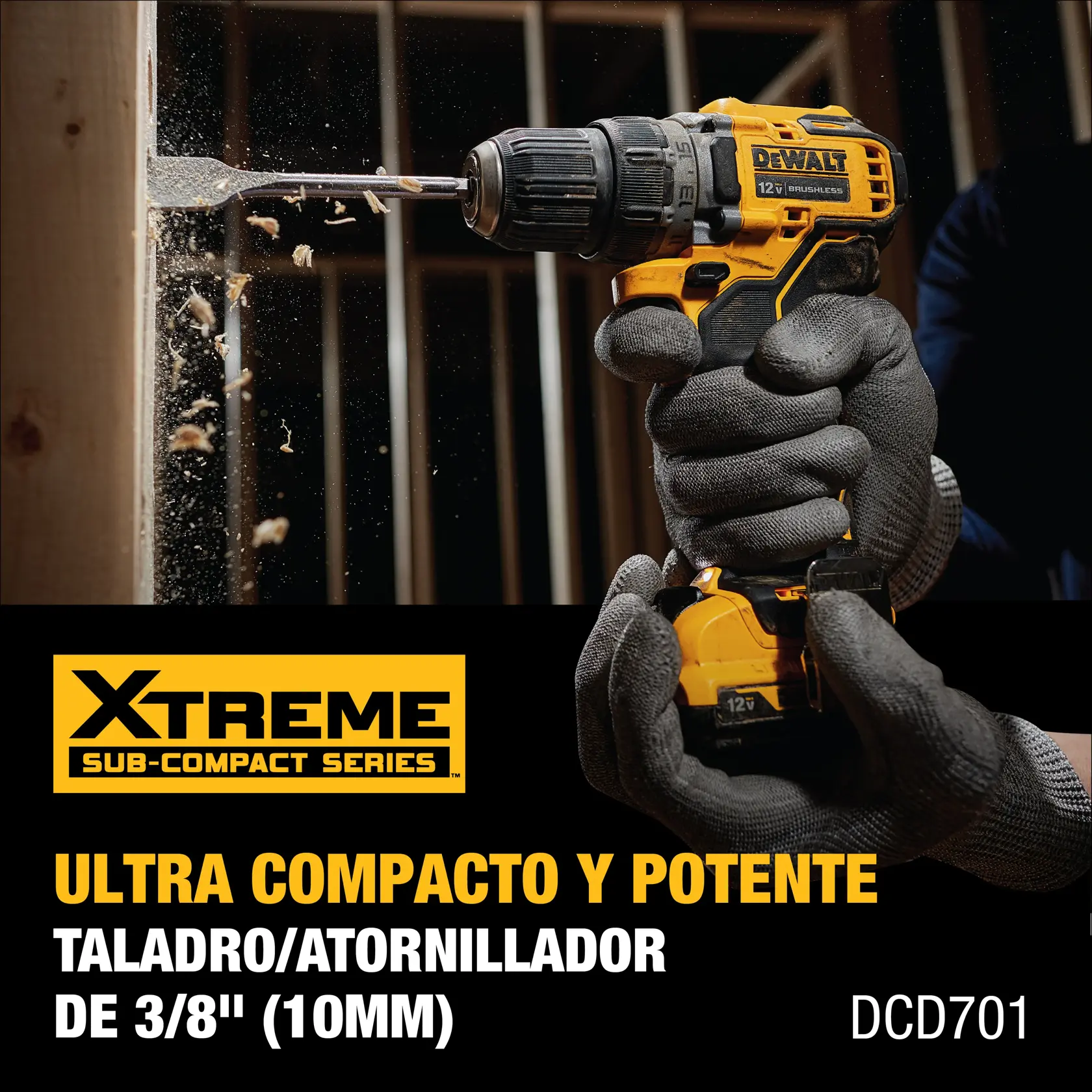 Primer plano de una mano enguantada usando un taladro/atornillador inalámbrico brushless DEWALT de 12V de la serie XTREME Sub-Compact para perforar una viga de madera. El texto resalta su diseño ultra compacto y potente, y menciona el taladro/atornillador de 3/8" (10mm) con SKU DCD701.