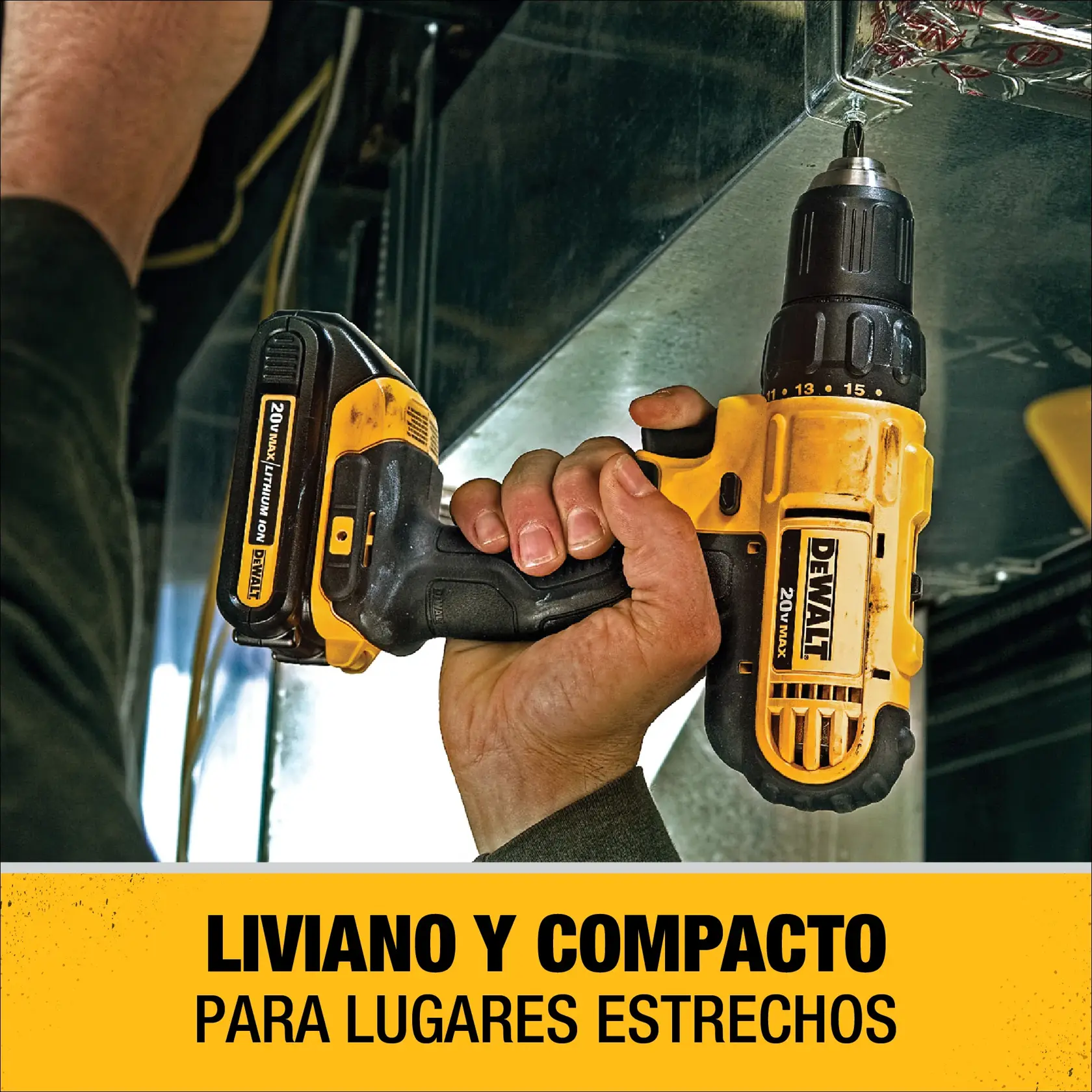 Una persona utiliza un taladro inalámbrico DEWALT DCD771C2 20V Max en un espacio reducido. El taladro es amarillo y negro y está siendo usado sobre una superficie metálica. Un texto en la parte inferior dice: 'Liviano y compacto para lugares estrechos.'