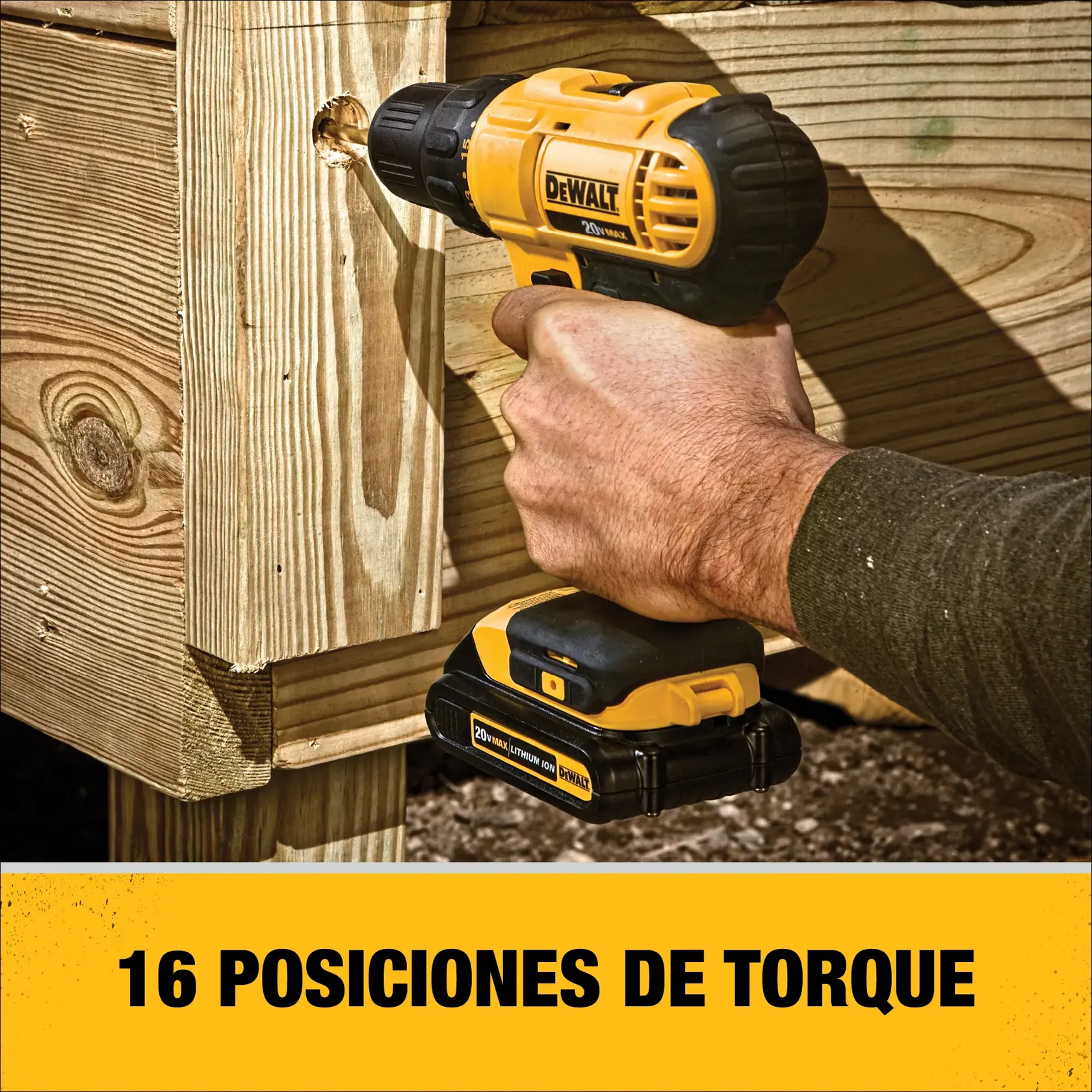Una persona utiliza un taladro inalámbrico amarillo y negro DEWALT para perforar una tabla de madera. El texto en la parte inferior de la imagen dice: '16 POSICIONES DE TORQUE.'