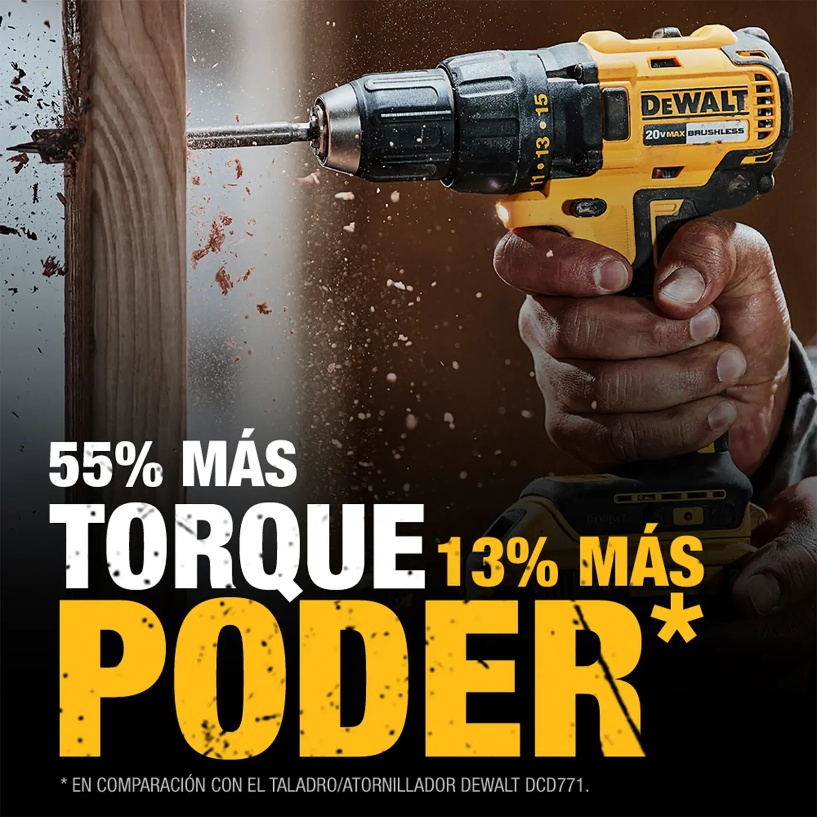 Primer plano de una persona usando un taladro atornillador DEWALT 20V Max brushless para perforar una tabla de madera. Salen virutas de madera de la broca. La imagen promociona el taladro, destacando 55% más torque y 13% más poder en comparación con el DEWALT DCD771.