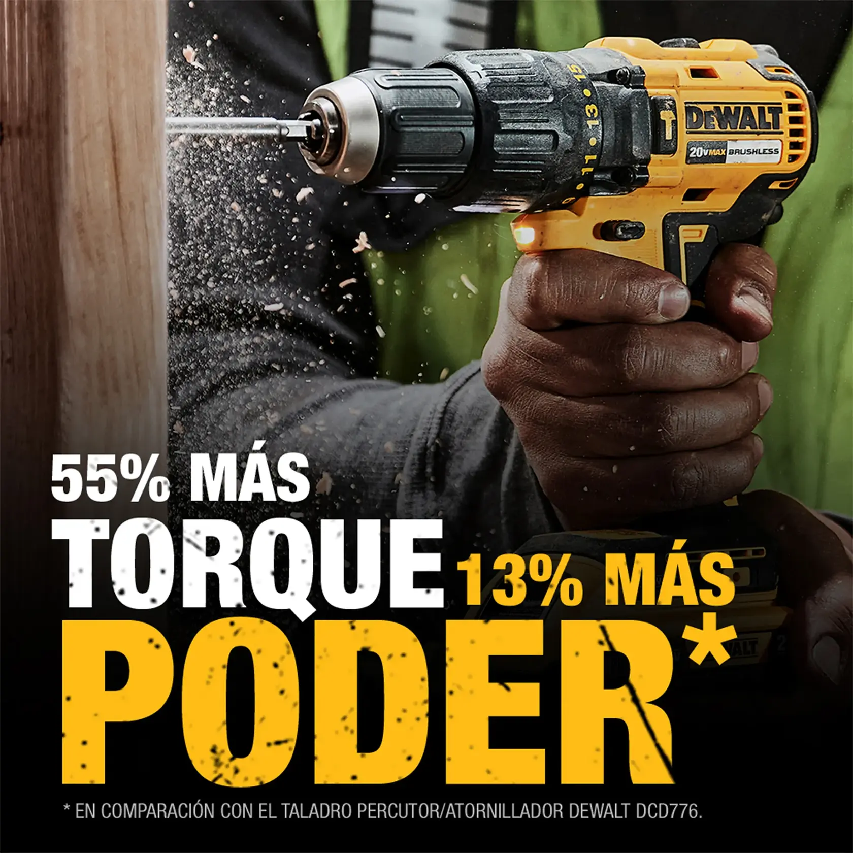 Gráfico promocional que muestra a una persona usando un taladro inalámbrico DEWALT amarillo y negro sobre una superficie de madera, con virutas de madera volando. El texto destaca: '55% más torque, 13% más poder', en comparación con el taladro/atornillador DEWALT DCD776.