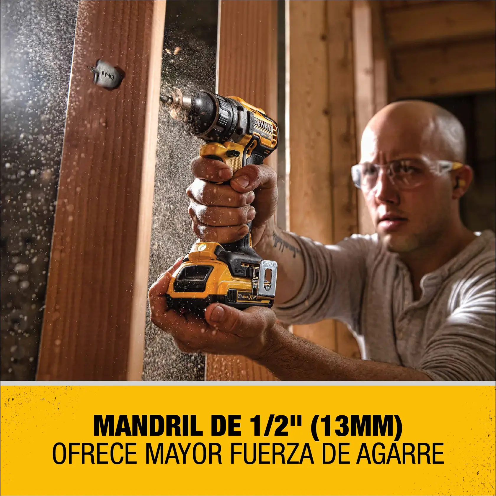 Una persona con el rostro difuminado está usando un taladro inalámbrico DEWALT para perforar una viga de madera, generando polvo de madera. El taladro se muestra de manera destacada y el texto debajo resalta su mandril de 1/2 pulgada (13mm) con mayor fuerza de agarre.