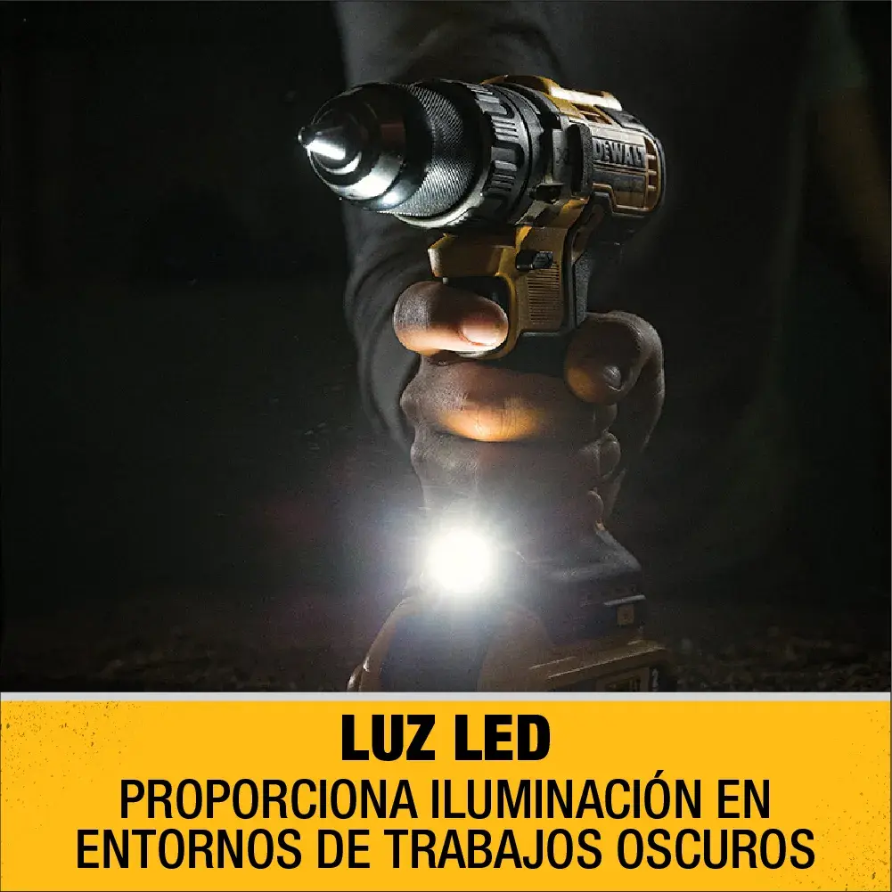 Un taladro inalámbrico DEWALT se muestra en uso en un entorno oscuro, con su luz LED integrada encendida. El texto amarillo de abajo resalta la función LED, indicando que proporciona iluminación en entornos de trabajo oscuros.
