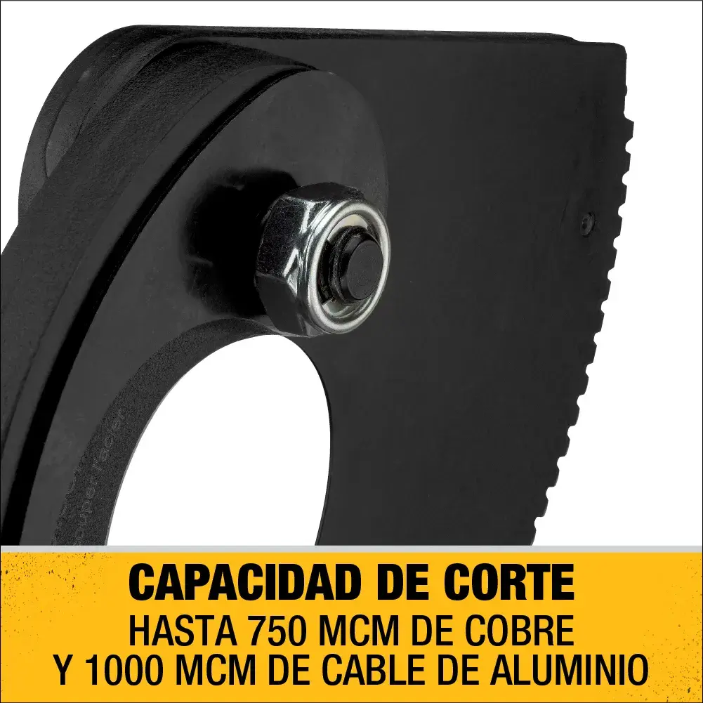 Imagen de primer plano de una cuchilla de herramienta de corte DEWALT, mostrando el borde dentado y un perno. Una etiqueta amarilla en la parte inferior dice: "CAPACIDAD DE CORTE: HASTA 750 MCM DE COBRE Y 1000 MCM DE CABLE DE ALUMINIO."
