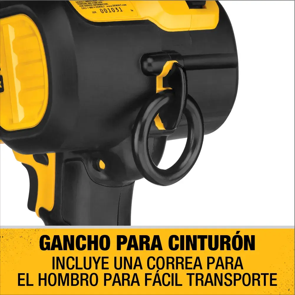 Primer plano de una herramienta DEWALT mostrando la función de gancho para cinturón con un anillo adjunto. La imagen destaca que la herramienta incluye una correa para el hombro para facilitar el transporte. El fondo tiene una sección amarilla con texto sobre el gancho para cinturón y la correa para el hombro.