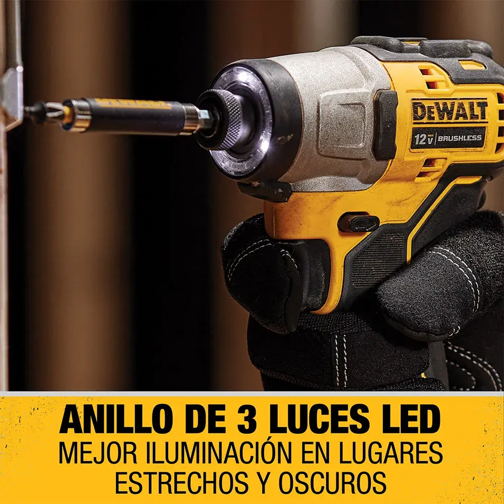 Un destornillador de impacto inalámbrico DEWALT está siendo sostenido por una mano enguantada. Hay una broca acoplada a la herramienta. El texto en la parte inferior destaca un anillo de 3 luces LED para mejor iluminación en lugares estrechos y oscuros.