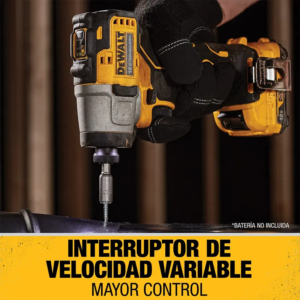 Un destornillador de impacto inalámbrico DEWALT usado por una persona con guantes negros. La imagen resalta la característica de interruptor de velocidad variable para mayor control. El texto dice: 'INTERRUPTOR DE VELOCIDAD VARIABLE, MAYOR CONTROL'.