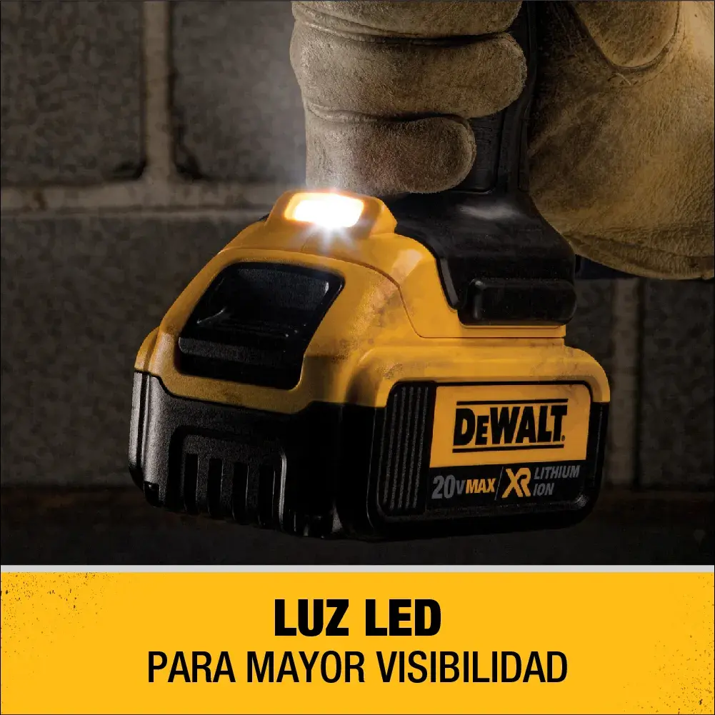 Imagen en primer plano de una herramienta eléctrica DEWALT sostenida con una mano enguantada, con una luz LED encendida, y texto en español que dice 'Luz LED para mayor visibilidad.'