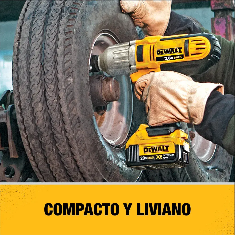 Una persona utiliza una llave de impacto inalámbrica DEWALT para aflojar una tuerca de la rueda de un vehículo. La herramienta es amarilla y negra y se ven unos guantes. El texto en español dice 'COMPACTO Y LIVIANO' sobre un fondo amarillo.