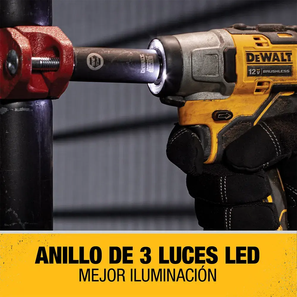 Una herramienta atornilladora de impacto inalámbrica DEWALT 12V con un anillo de tres luces LED, utilizada para ajustar un tornillo. La herramienta es sostenida por una mano con guante y, abajo, el texto dice: 'Anillo de 3 luces LED - mejor iluminación.'