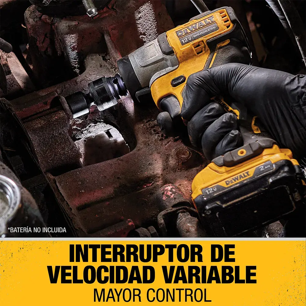 Una llave de impacto inalámbrica DEWALT está siendo utilizada por una mano enguantada en un equipo mecánico. El texto en la imagen resalta la característica: 'Interruptor de velocidad variable para mayor control.' La batería no está incluida.