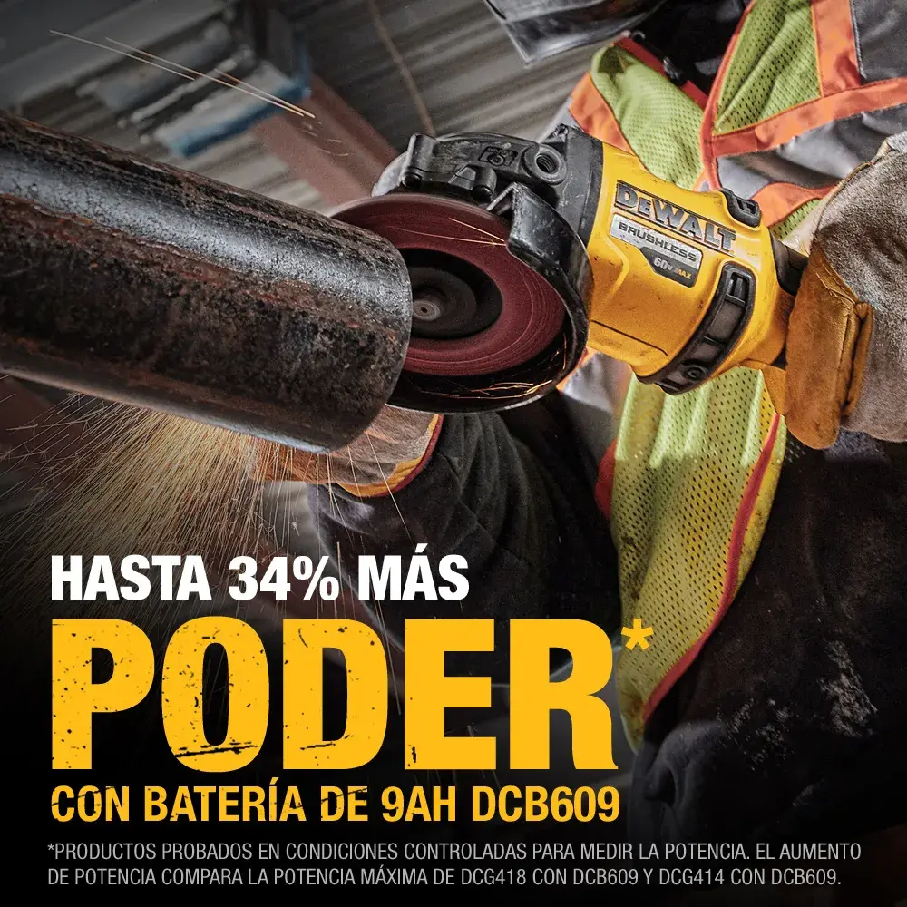 Una esmeriladora angular inalámbrica DEWALT está siendo utilizada para cortar un tubo de metal, produciendo chispas. La imagen contiene texto que dice 'Hasta 34% más poder con batería de 9Ah DCB609.' Una persona está usando equipo de seguridad y operando la herramienta.