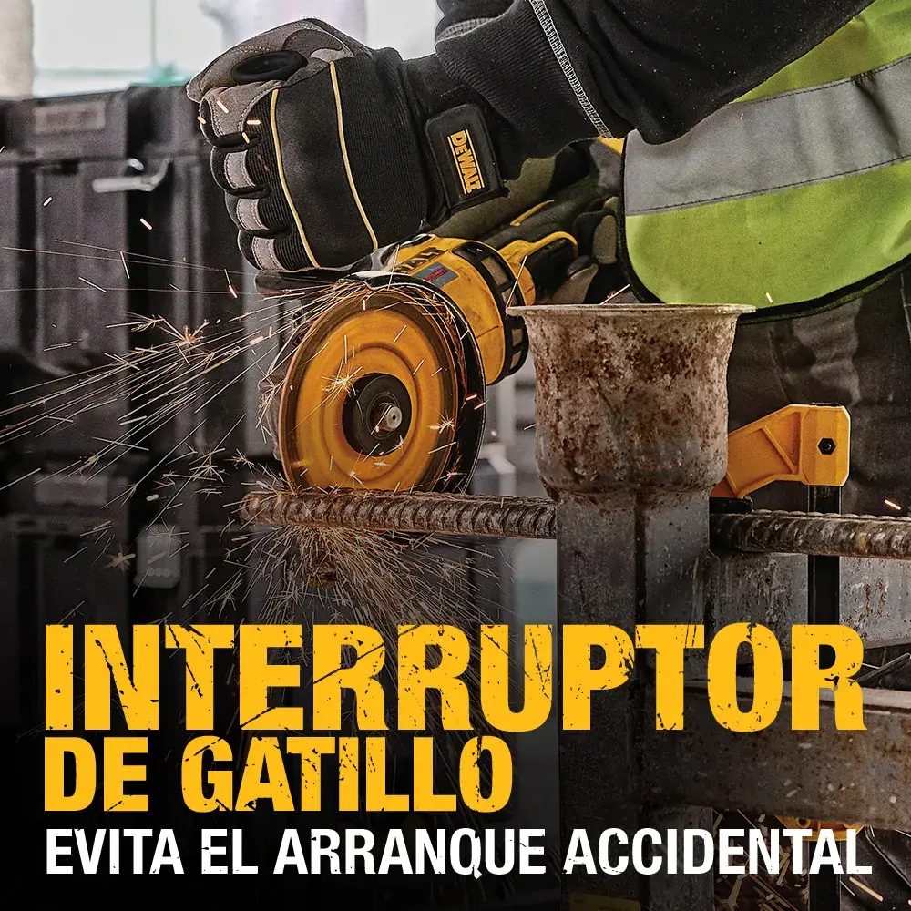 Una persona con guantes de seguridad y chaleco reflectante usa una herramienta eléctrica DEWALT para cortar metal, generando chispas. El texto en español resalta la función de interruptor de gatillo para evitar el arranque accidental.