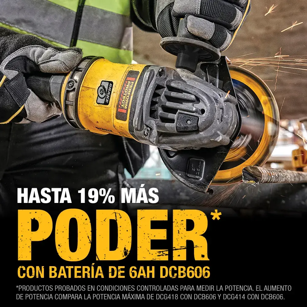 Una persona con guantes utiliza una amoladora angular amarilla DEWALT, generando chispas mientras corta metal. El texto resalta hasta un 19% más de poder con la batería de 6Ah DCB606. SKU del producto: DCG418T1.