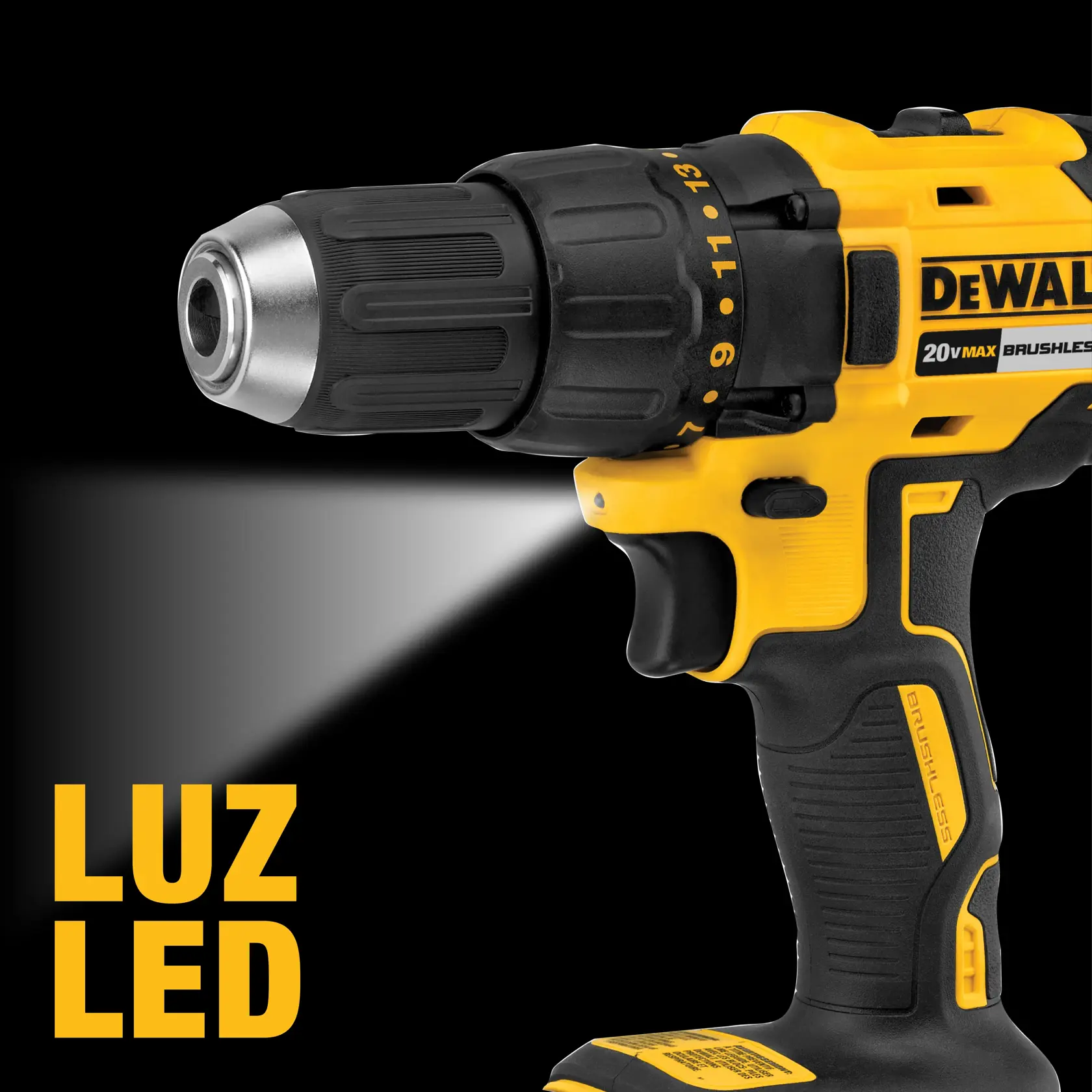 Imagen en primer plano de un taladro inalámbrico DEWALT con luz LED integrada bajo el portabrocas, con detalles de diseño en amarillo y negro. El texto en español dice 'LUZ LED'.