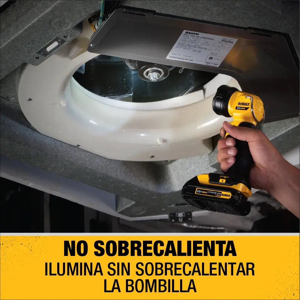Una mano sostiene una lámpara de trabajo inalámbrica DEWALT DCL040 apuntando a una instalación dentro de un techo. El texto amarillo en la imagen dice: 'No sobrecalienta. Ilumina sin sobrecalentar la bombilla.'