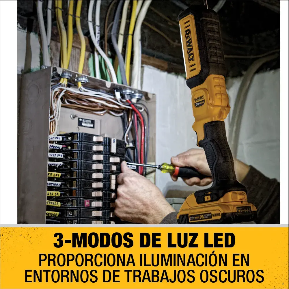 Una luz de trabajo DEWALT DCL050 con tres modos LED se utiliza para iluminar un entorno oscuro mientras una persona trabaja en un panel eléctrico.
