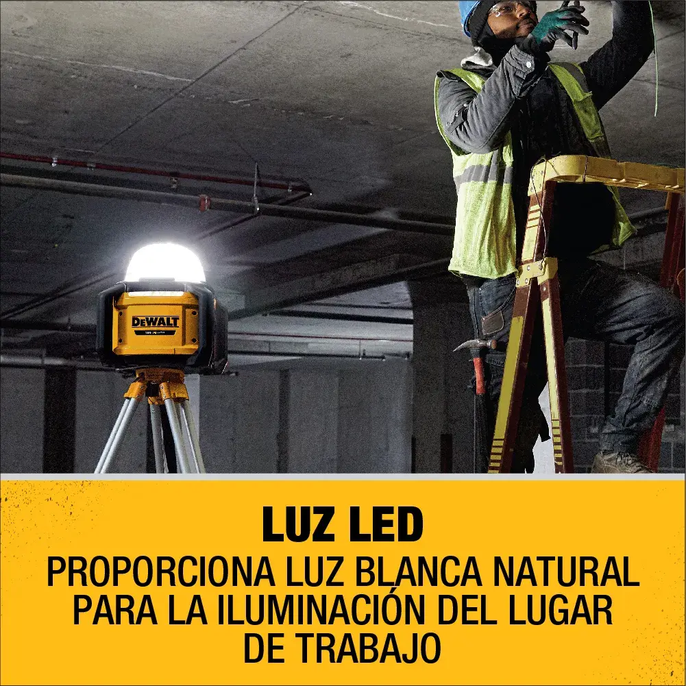 Una luz de trabajo LED DEWALT sobre un trípode está iluminando un sitio de construcción. Un trabajador está de pie en una escalera, usando un chaleco de seguridad y casco, ajustando algo en el techo. El texto debajo dice: 'Luz LED proporciona luz blanca natural para la iluminación del lugar de trabajo.'