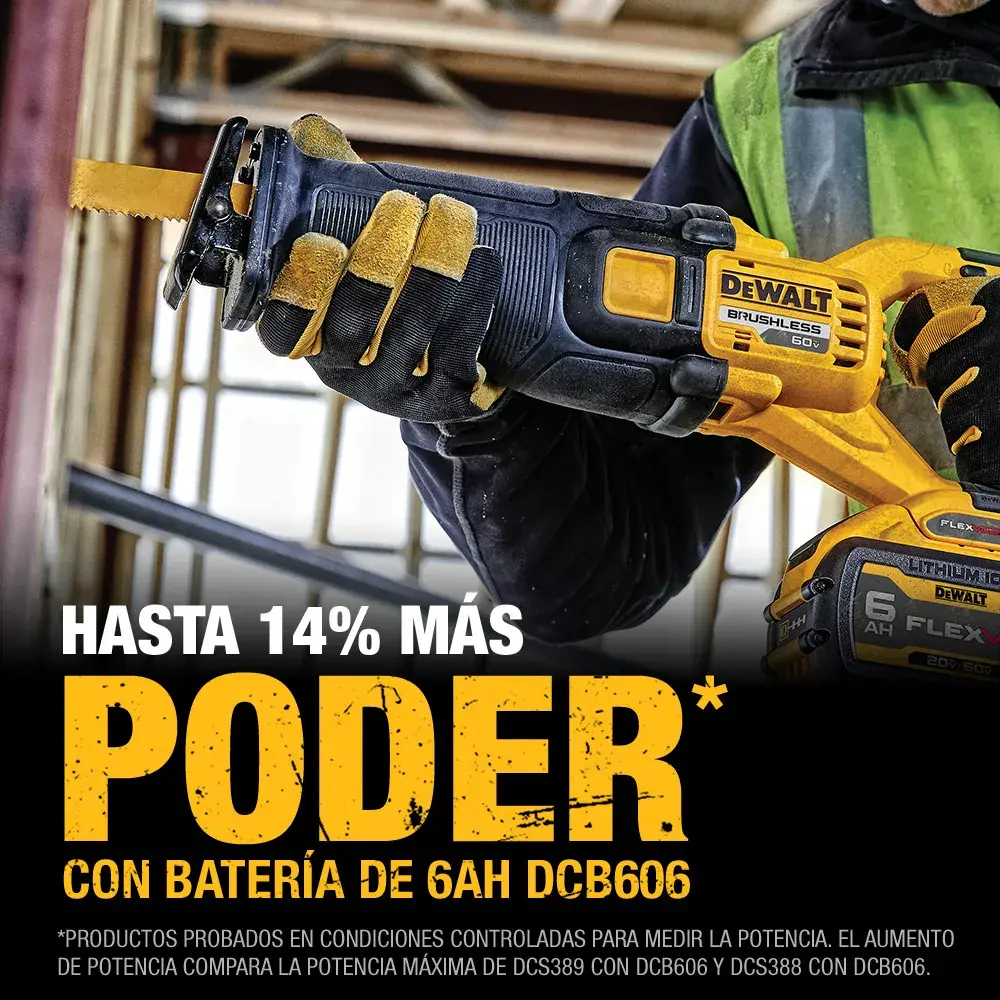 Una persona usando guantes de trabajo sostiene una herramienta eléctrica DEWALT sin escobillas, específicamente una sierra recíproca, con un diseño amarillo y negro. La imagen incluye texto promocional que indica 'Hasta 14% más poder con batería de 6Ah DCB606' y detalles adicionales sobre pruebas comparativas de potencia. Se observa un fondo de obra en construcción.