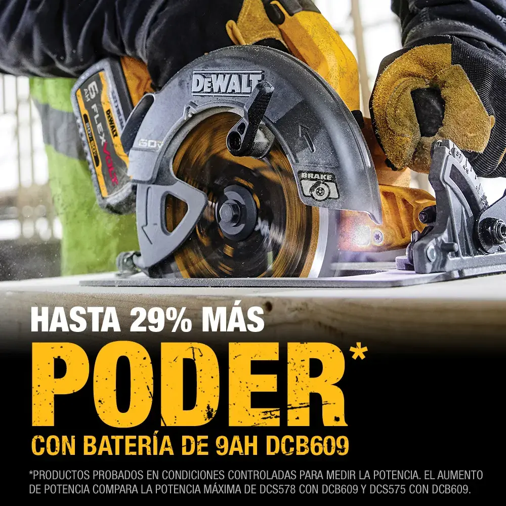 Una sierra circular DEWALT modelo DCS578B en uso, con una batería amarilla conectada. El texto promociona hasta un 29% más de poder con la batería de 9Ah DCB609. Una persona con guantes está operando la herramienta. Los detalles promocionales se muestran en la parte inferior.