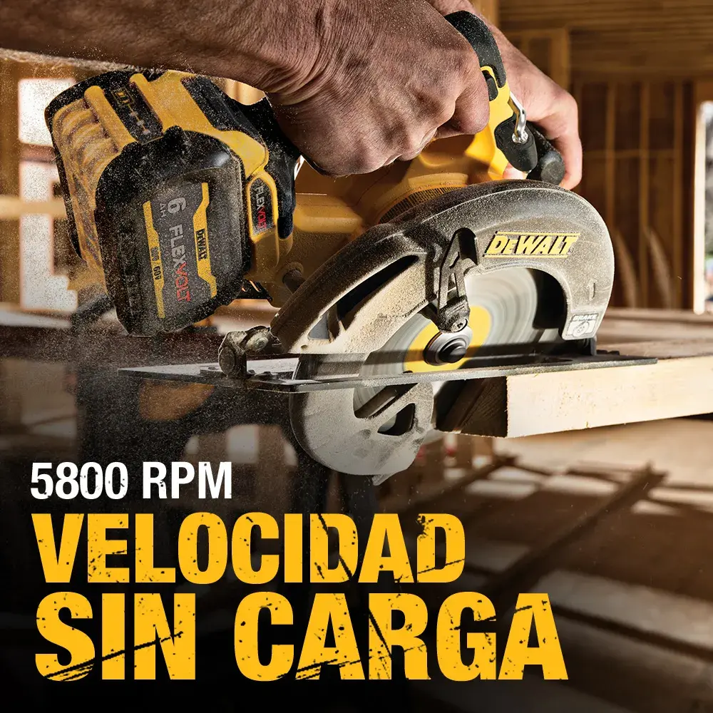 Imagen en primer plano de una sierra circular inalámbrica DEWALT en uso, mostrando a una persona cortando madera. El texto en la imagen indica '5800 RPM Velocidad sin carga'.
