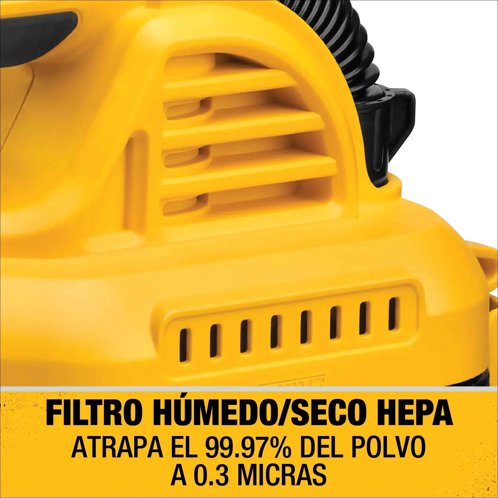 Primer plano de un producto amarillo DEWALT, mostrando su diseño de ventilación y manguera. El texto en la parte inferior dice: 'FILTRO HÚMEDO/SECO HEPA atrapa el 99.97% del polvo a 0.3 micras.'