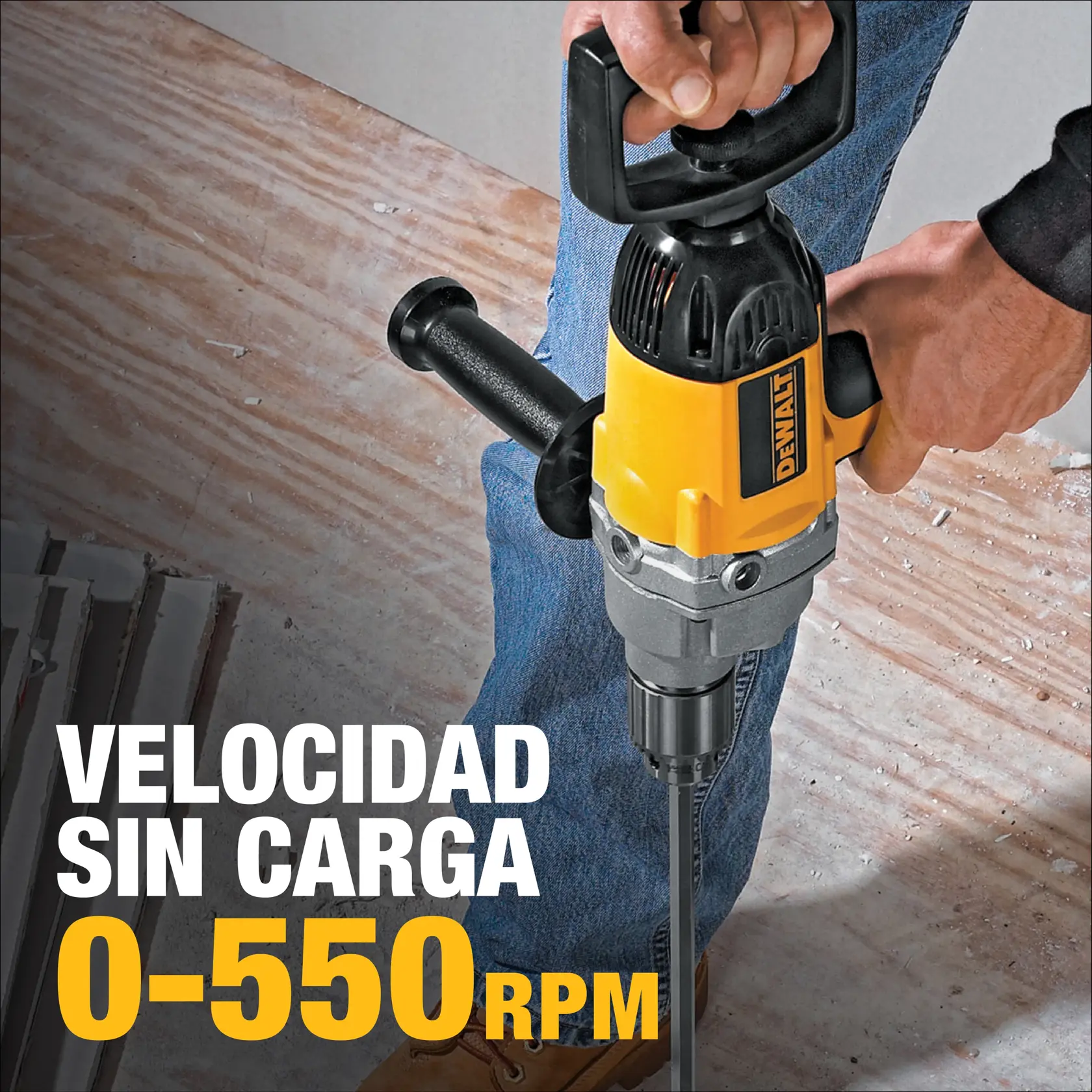 Una persona utilizando una herramienta eléctrica amarilla y negra DEWALT, específicamente un taladro, sobre el suelo de una obra. El texto de la imagen dice 'Velocidad sin carga 0-550 RPM'.
