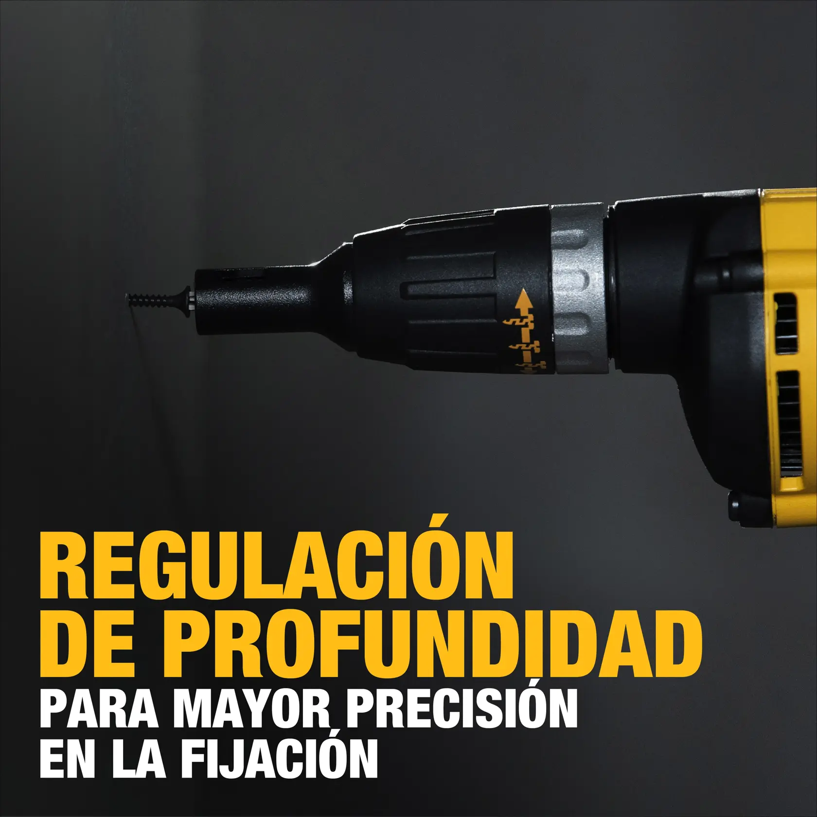 Primer plano de un destornillador eléctrico DEWALT con ajuste de profundidad, mostrado atornillando un tornillo en una pared. El texto amarillo dice 'Regulación de profundidad para mayor precisión en la fijación'.