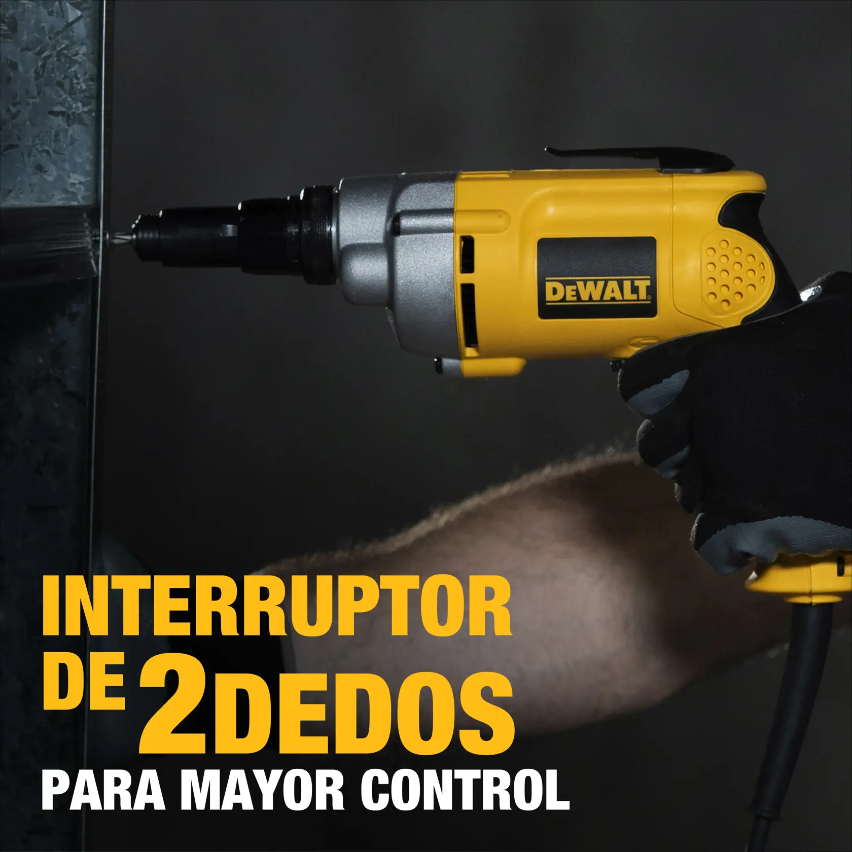 Primer plano de una mano enguantada sosteniendo un taladro eléctrico amarillo DEWALT (SKU: DW268) sobre una superficie metálica. La imagen muestra texto en español resaltando un interruptor de dos dedos para mayor control.