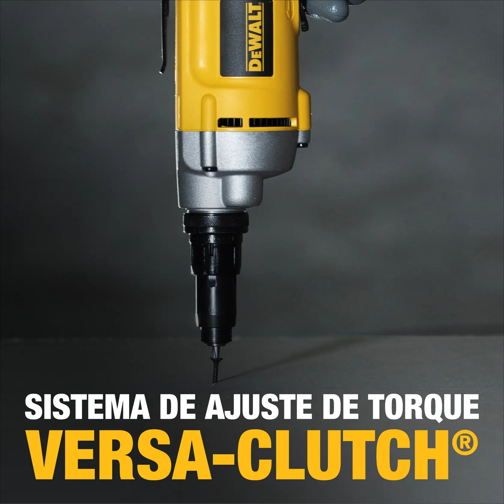 Primer plano de una herramienta eléctrica DEWALT con un tornillo siendo introducido en una superficie. El texto dice: 'Sistema de ajuste de torque VERSA-CLUTCH®'.