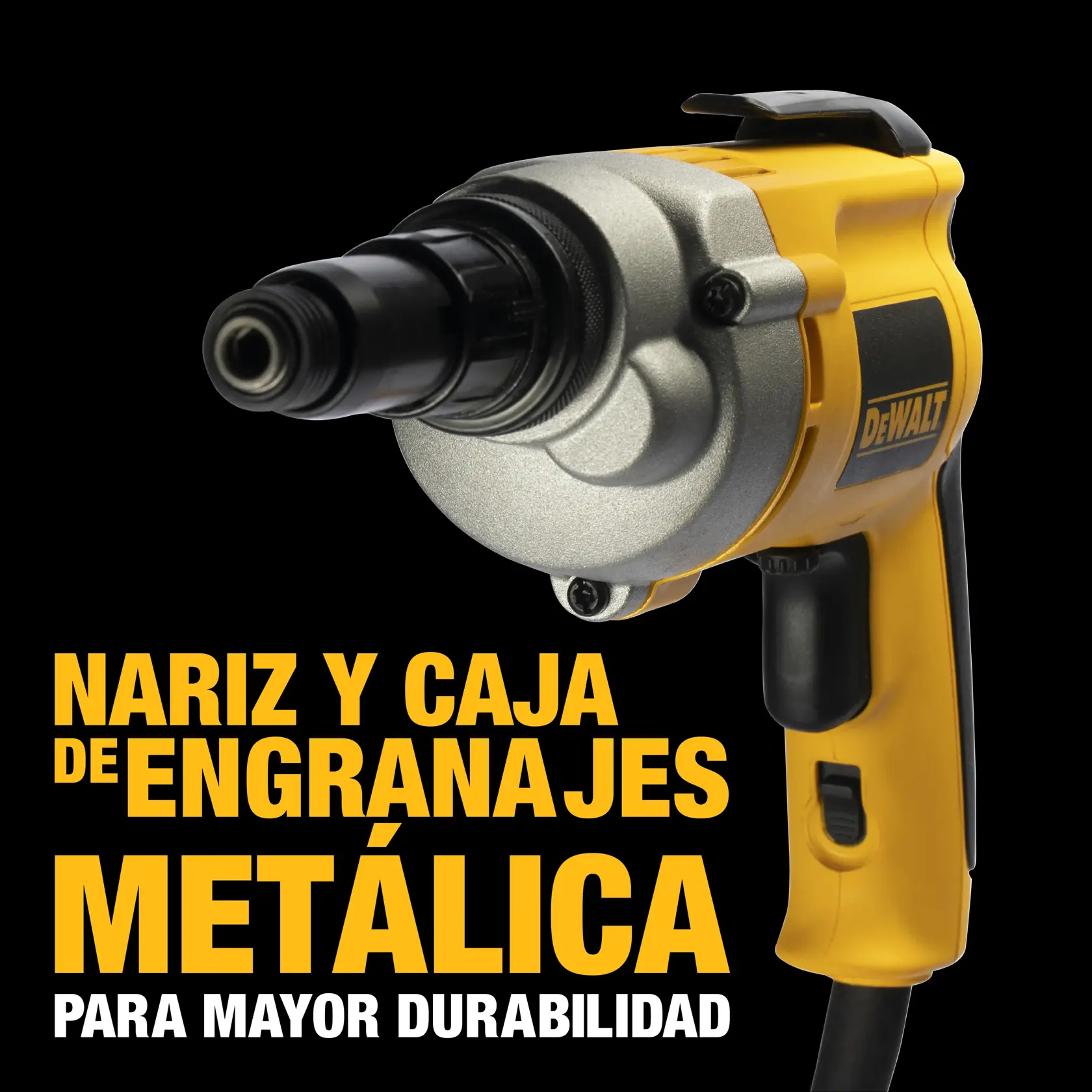 Imagen en primer plano de una herramienta eléctrica DEWALT DW268 amarilla con nariz y caja de engranajes metálica, destacada sobre un fondo negro. Texto amarillo en español: 'Nariz y caja de engranajes metálica para mayor durabilidad.'