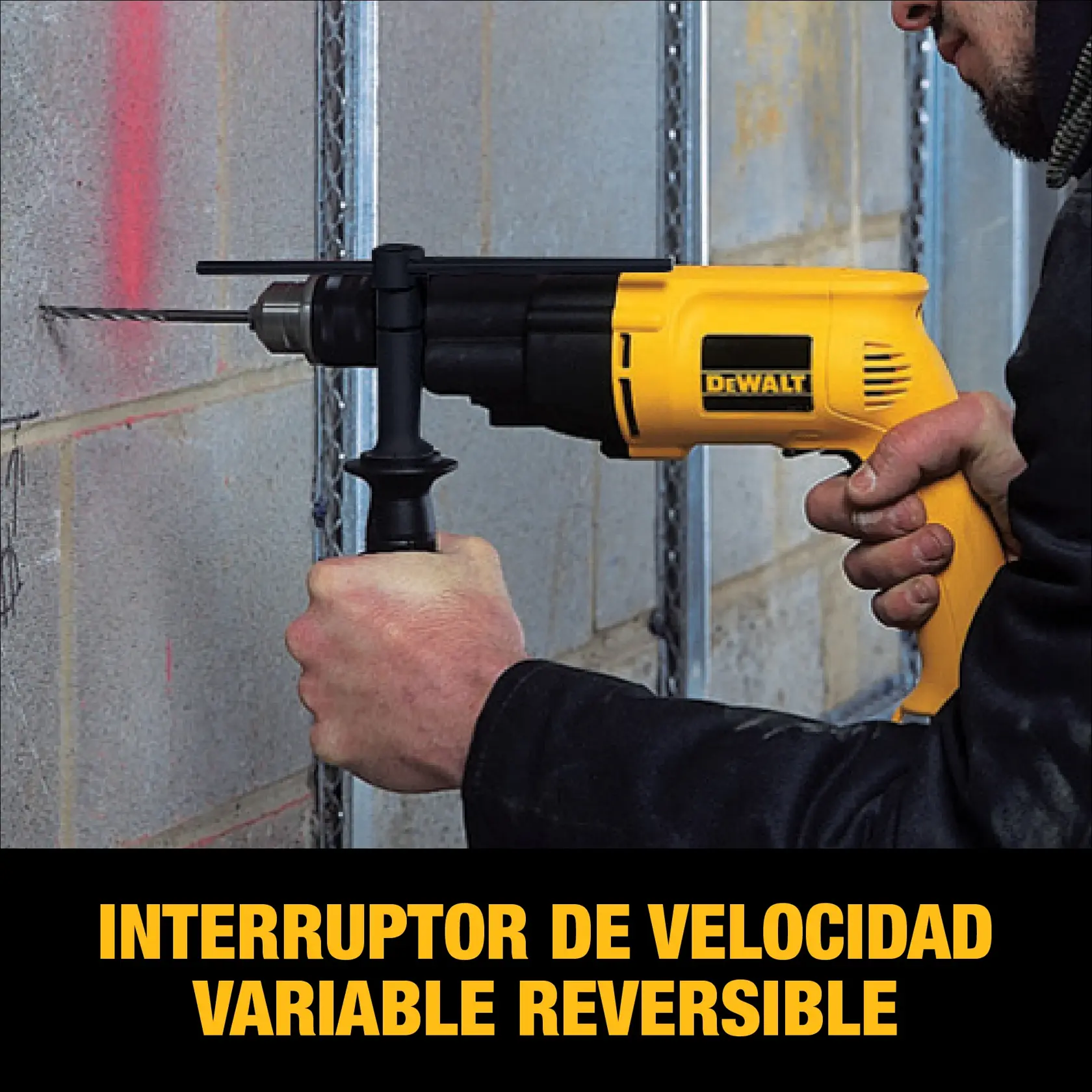 Una persona utiliza un taladro eléctrico amarillo DEWALT DW505 con mango lateral para perforar una pared de concreto. El texto en la parte inferior dice 'Interruptor de velocidad variable reversible'.