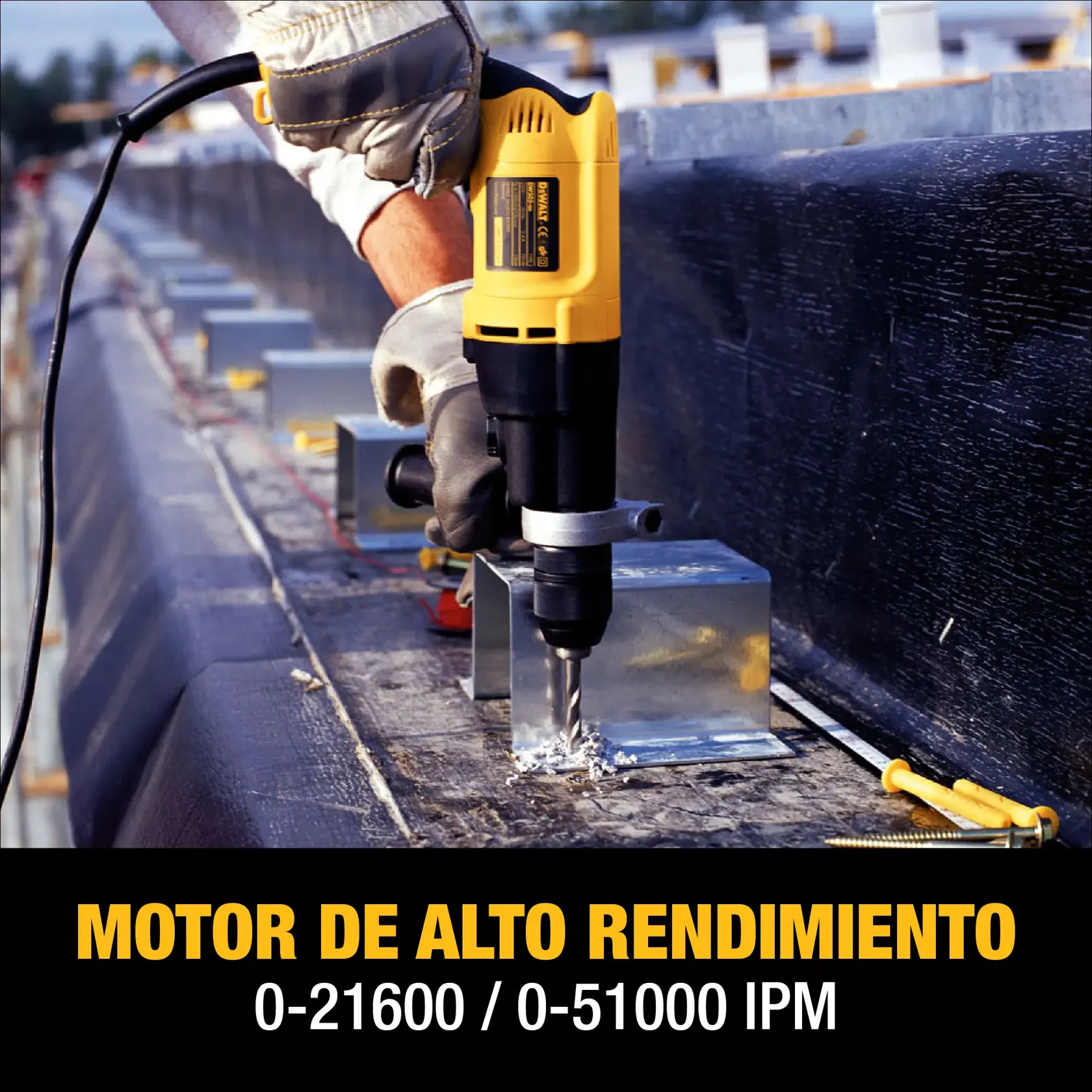 Persona usando un taladro eléctrico amarillo DEWALT DW505 para perforar una superficie metálica en un sitio de construcción. La imagen resalta el motor de alto rendimiento del producto con el texto: 'MOTOR DE ALTO RENDIMIENTO 0-21600 / 0-51000 IPM'.