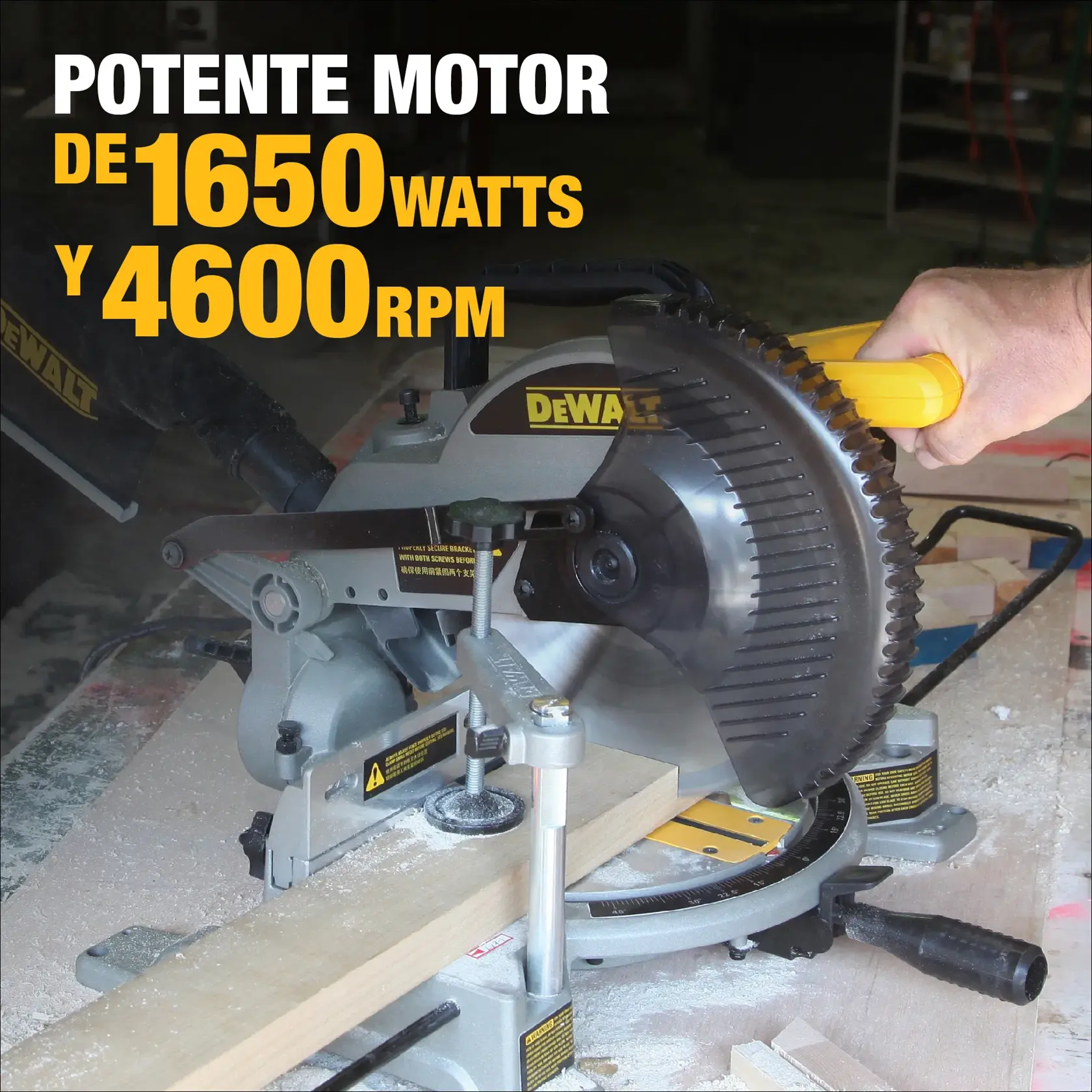 Una sierra ingletadora DEWALT DW714 operándose en un taller, cortando una pieza de madera. La imagen resalta el potente motor de 1650 watts y 4600 RPM, indicado en texto amarillo y blanco.