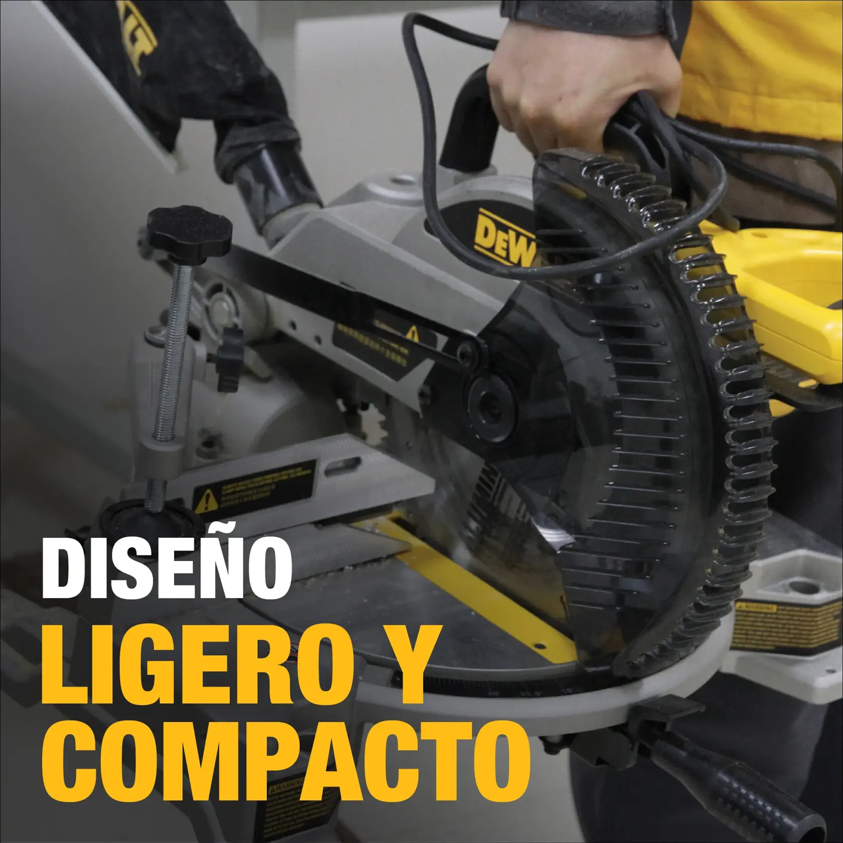 Una persona opera una sierra ingletadora DEWALT DW714, destacando su diseño ligero y compacto. El logotipo de la marca es visible y la sierra está colocada sobre un banco de trabajo.