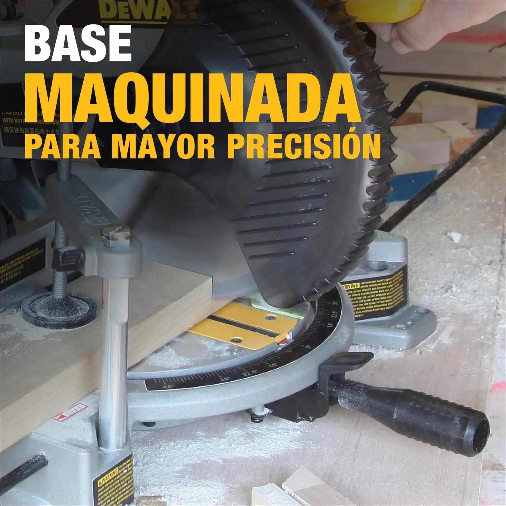 Vista de cerca de una sierra de inglete DEWALT cortando una pieza de madera, con el texto 'BASE MAQUINADA PARA MAYOR PRECISIÓN' mostrado en primer plano.