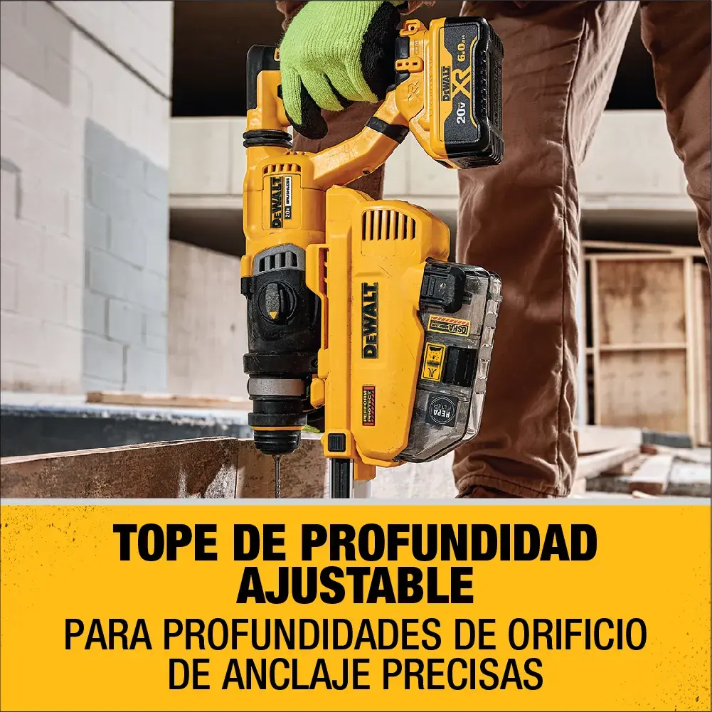 Una persona con guantes verdes está usando una herramienta eléctrica amarilla DEWALT con tope de profundidad ajustable, adecuada para profundidades precisas de orificios de anclaje. La escena es en un sitio de construcción. El texto en español dice: 'TOPE DE PROFUNDIDAD AJUSTABLE PARA PROFUNDIDADES DE ORIFICIO DE ANCLAJE PRECISAS.'