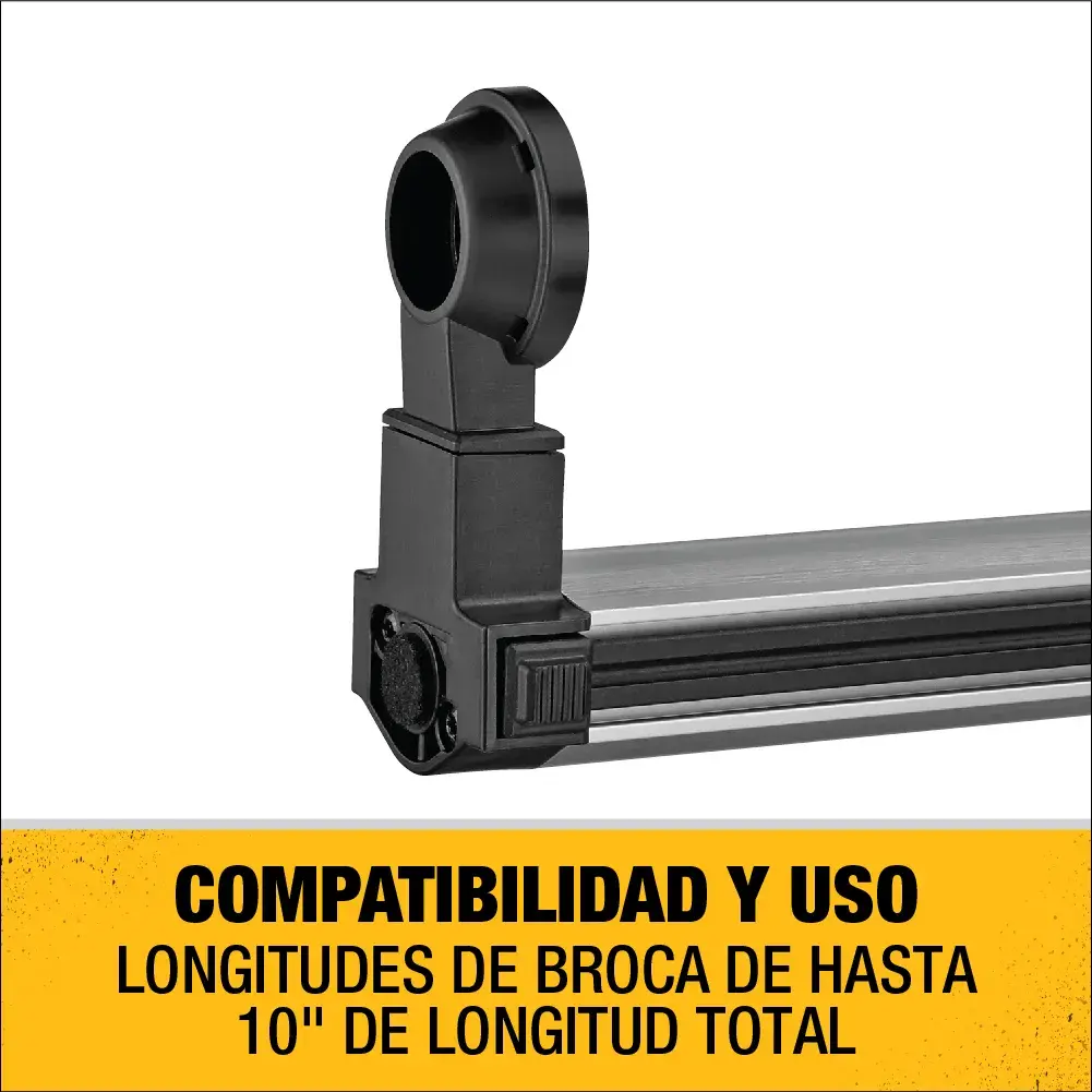 Primer plano de un accesorio para taladro DEWALT con un aviso de compatibilidad y uso en español que dice: 'COMPATIBILIDAD Y USO. Longitudes de broca de hasta 10'' de longitud total.' El accesorio es negro y está sujeto a una barra metálica.