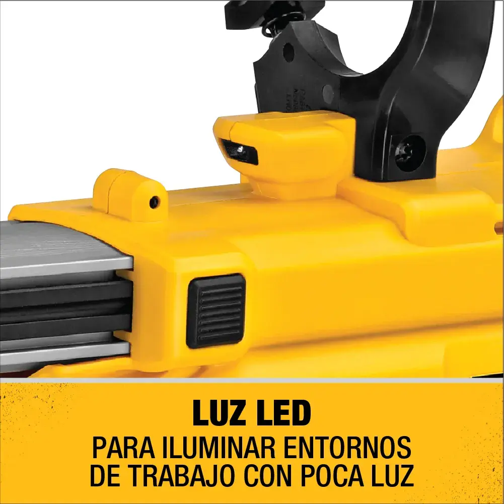 Primer plano de una herramienta amarilla DEWALT con luz LED, acompañado de un texto en español que dice: 'Luz LED para iluminar entornos de trabajo con poca luz.'