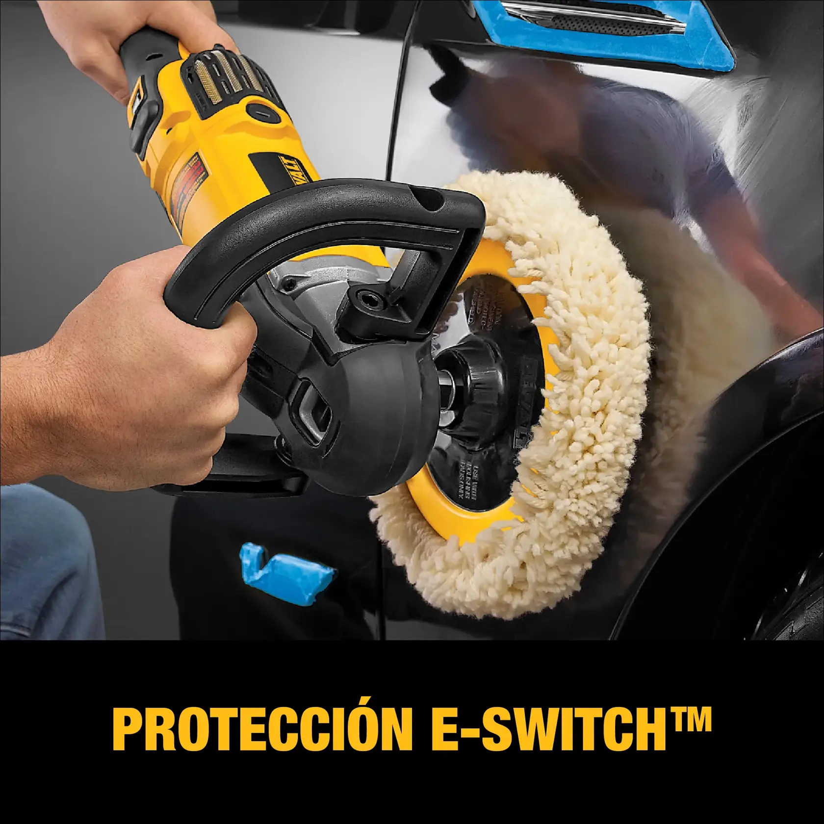 Una persona está usando una pulidora DEWALT DWP849X de color amarillo y negro con una almohadilla de lana grande para pulir sobre un auto negro. La imagen muestra cinta azul en partes del auto y el texto 'PROTECCIÓN E-SWITCH™' en la parte inferior.