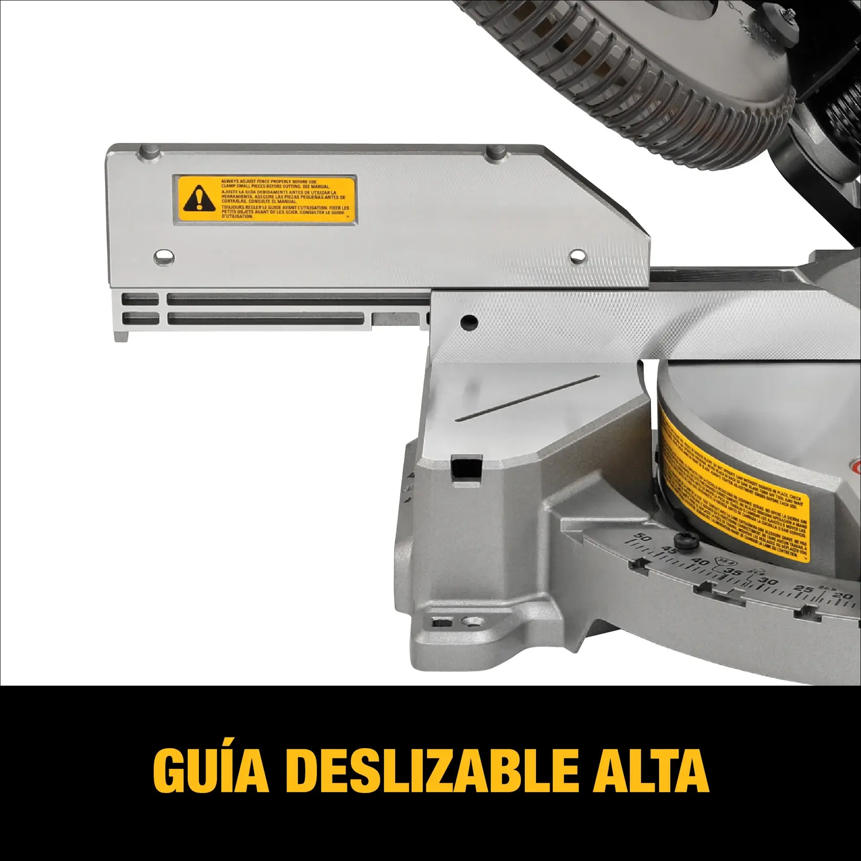 Vista en primer plano de una sierra ingletadora DEWALT mostrando la guía deslizable alta, con etiquetas de advertencia visibles. La imagen resalta la característica de la guía. El texto de abajo dice: 'Guía Deslizable Alta'.