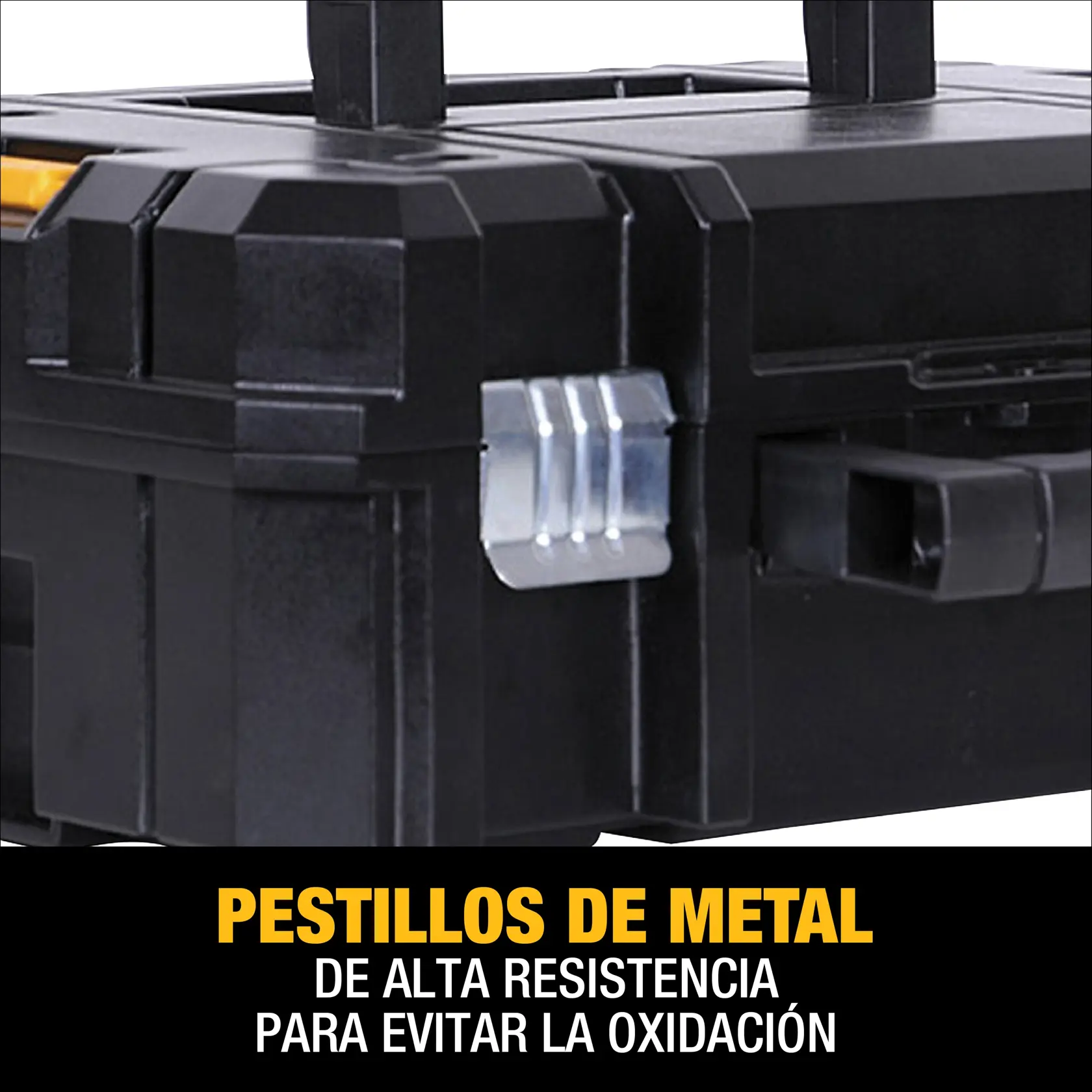 Se muestra una caja de herramientas negra DEWALT con asa. El texto resalta su material ultrarresistente y capacidad de 66 lbs (30 kg). SKU del producto: DWST17807.