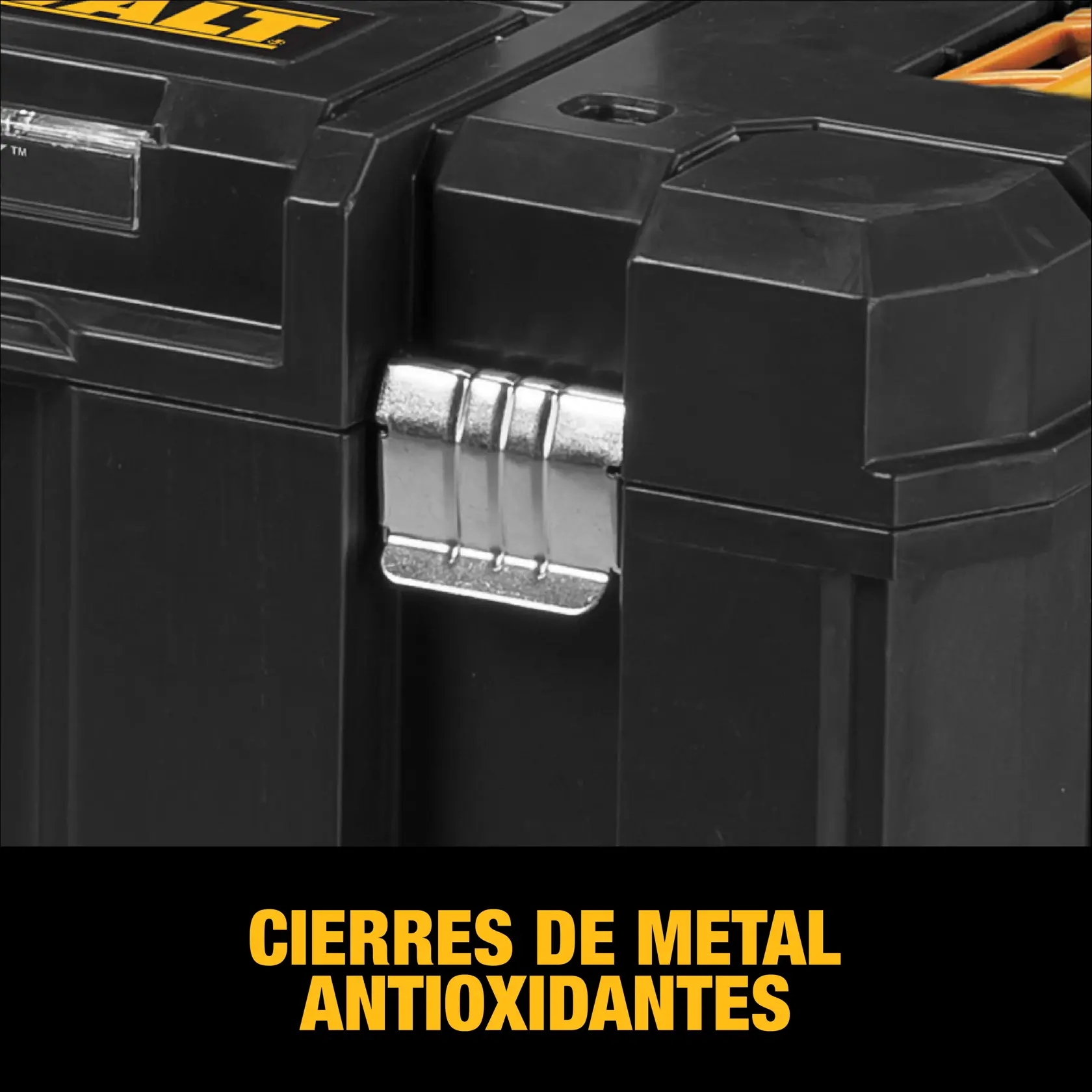 Caja de herramientas DEWALT negra con asa retráctil y dos ruedas, diseñada para transportar fácilmente y almacenar de forma resistente herramientas y equipos.