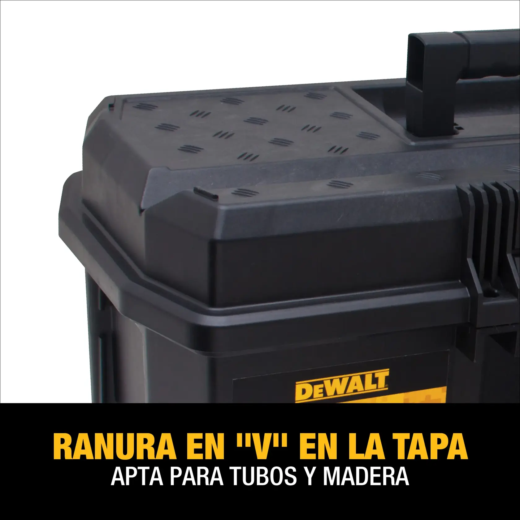 Imagen en primer plano de una caja de herramientas DEWALT mostrando la tapa superior con una ranura en forma de 'V', apta para tuberías y madera. El texto destaca: 'Ranura en "V" en la tapa, apta para tubos y madera.'