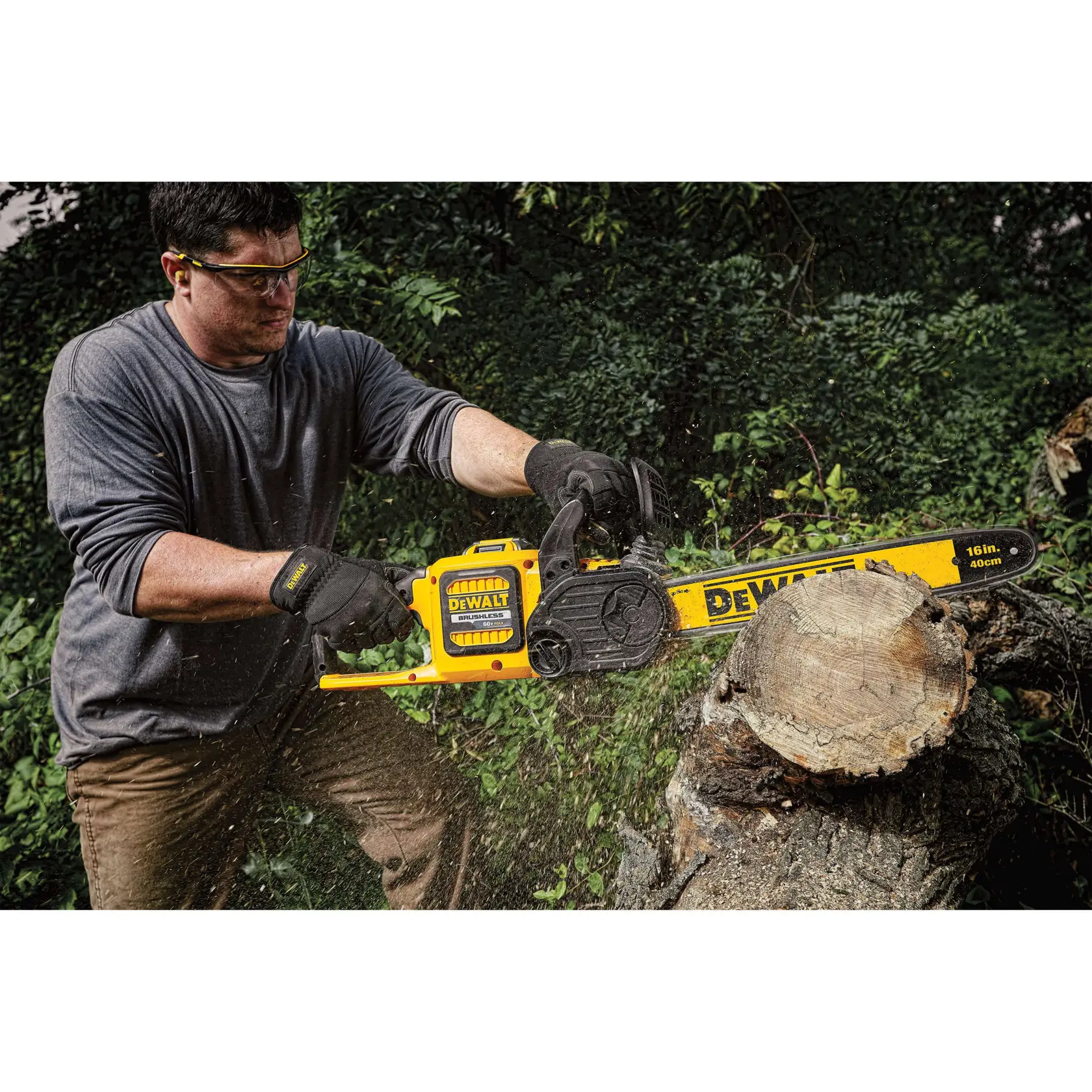 Persona usa una motosierra DEWALT para cortar un tronco afuera. Herramienta amarilla, guantes, astillas visibles.