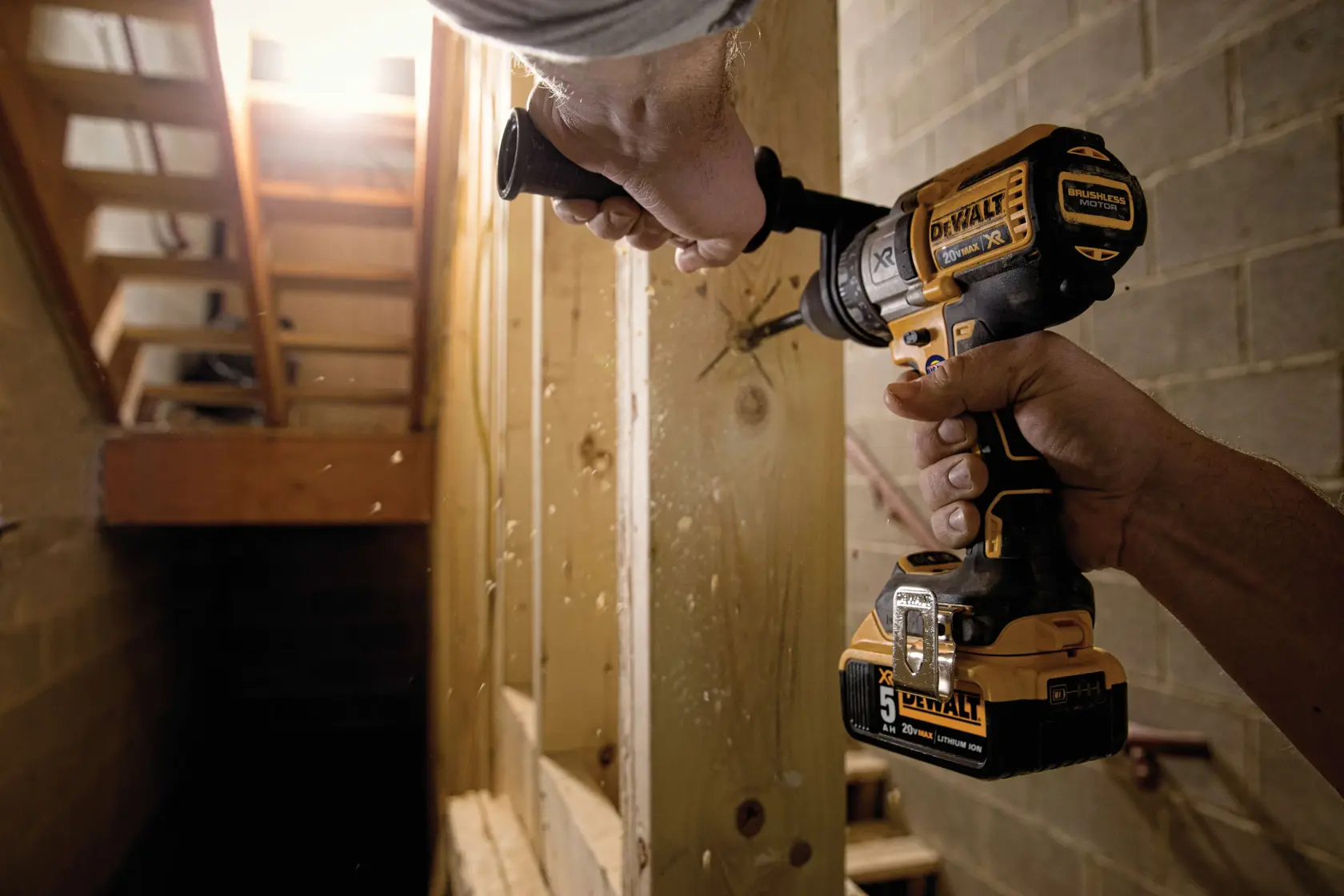 Taladro inalámbrico DEWALT 20V MAX XR de color amarillo y negro, con clip de cinturón metálico. La esquina superior derecha muestra una bandera de EE. UU. y el texto 'Made in the USA with global materials.'