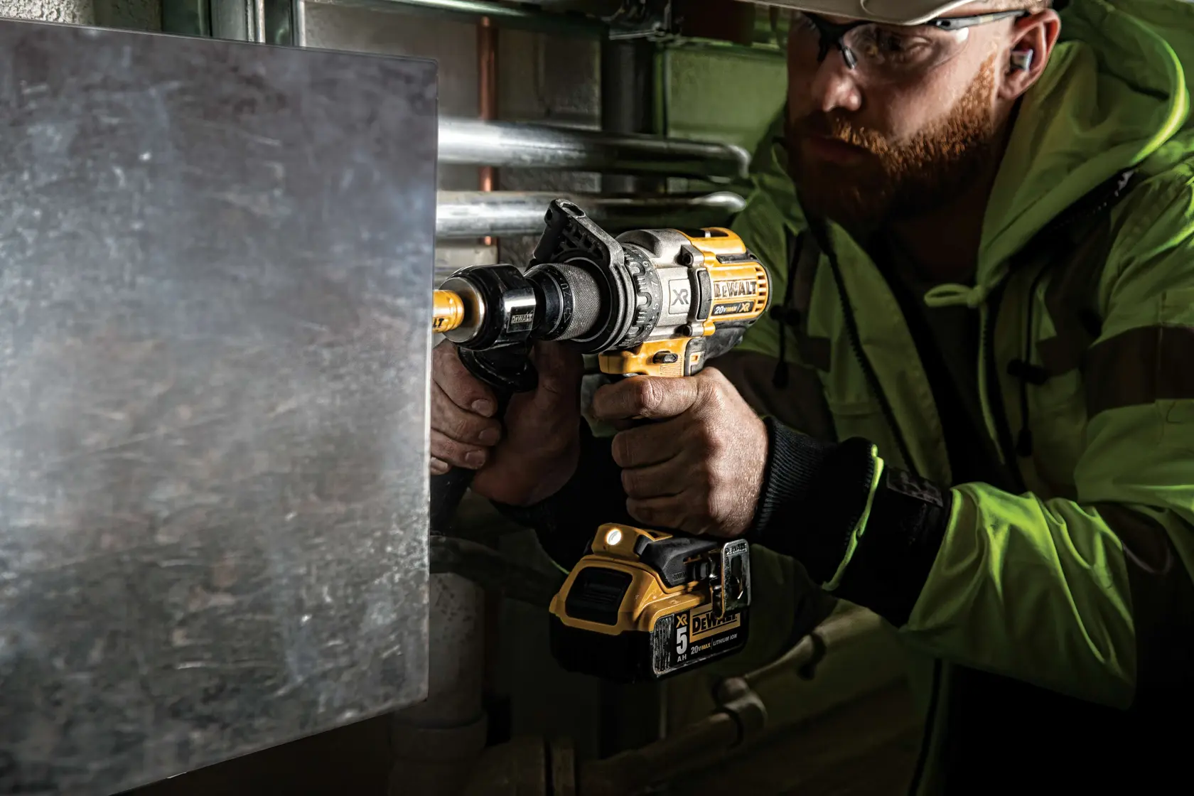 Imagen de un taladro inalámbrico brushless DEWALT 20V MAX XR, modelo DCD991B. Las características destacadas incluyen un portabrocas metálico de 1/2 pulgada con trinquete, 11 configuraciones de embrague, transmisión de 3 velocidades y un rango de velocidad de 0 a 2,000 RPM. El taladro es de color amarillo y negro con agarre ergonómico y marca DEWALT.